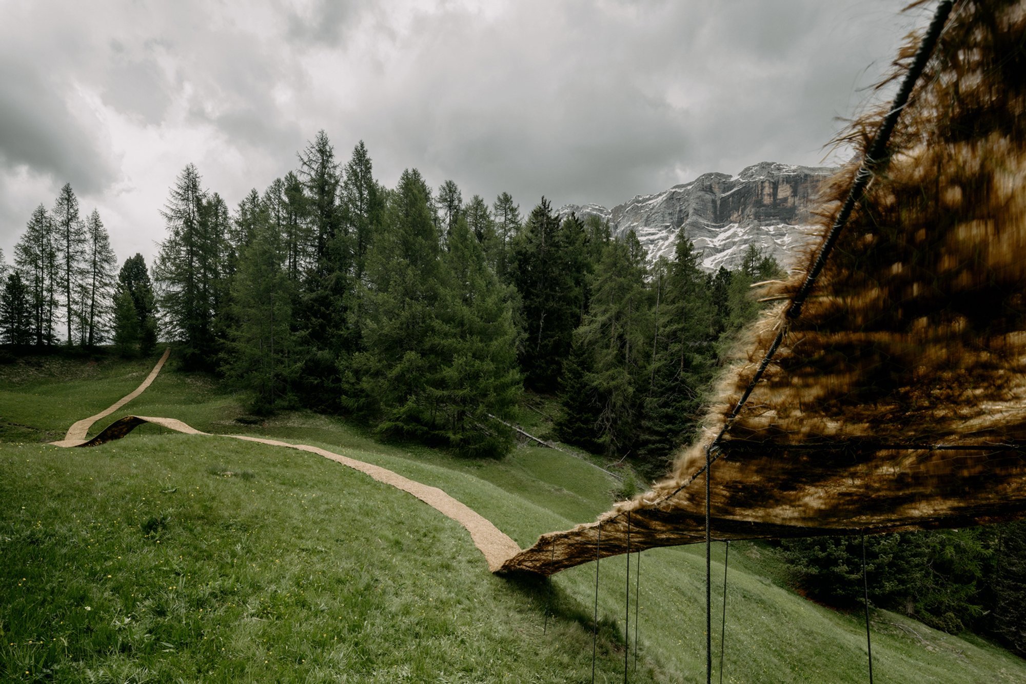 Trace of Land by ELSE – A Poetic Dialogue Between Labor, Landscape, and Renewal in the Dolomites