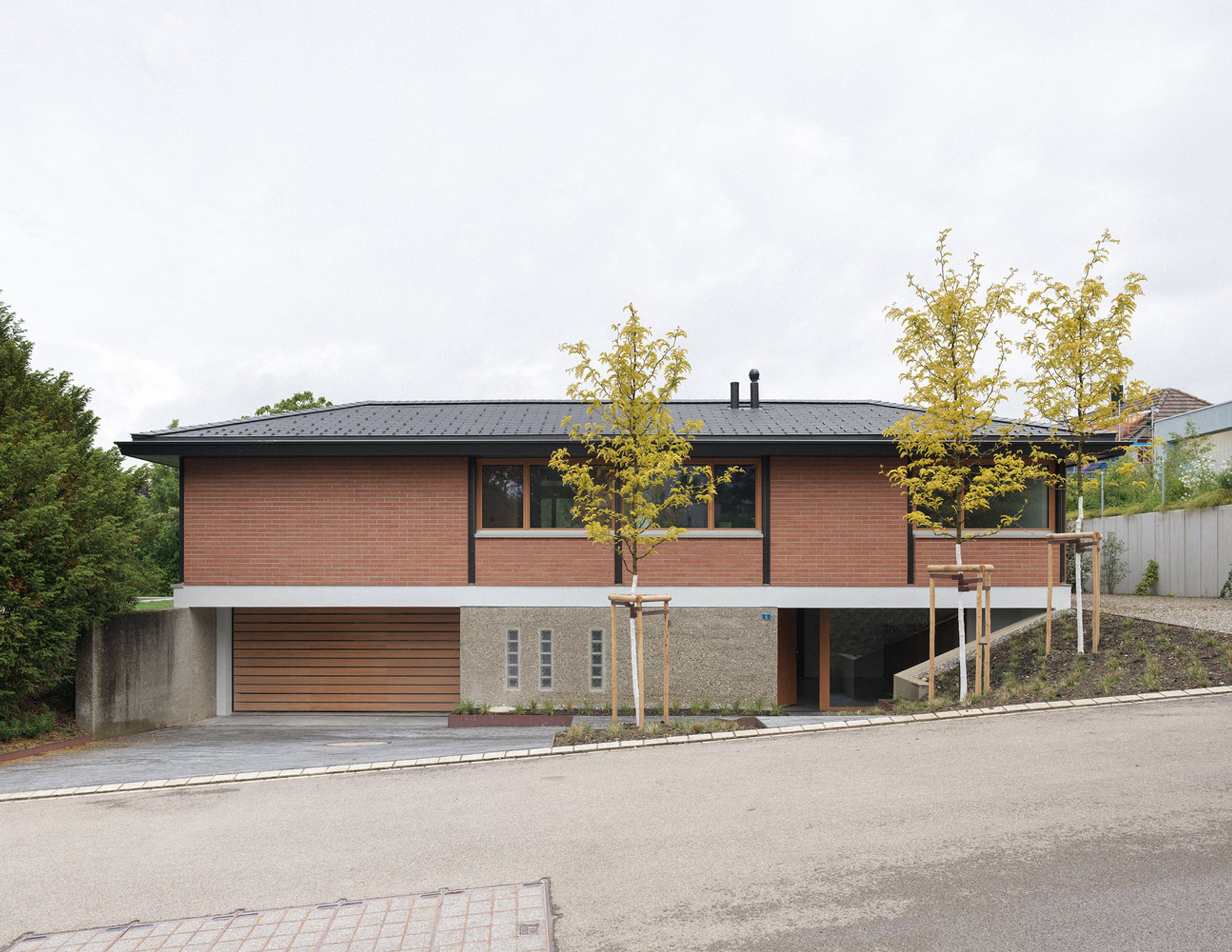 House Sunnehaldenstrasse by DHPA: A Harmonious Fusion of Mid-Century Character and Contemporary Clarity