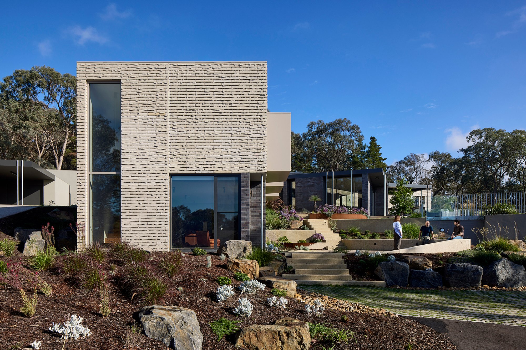 Korinda House by Bent Architecture: A Harmonious Blend of Home and Landscape