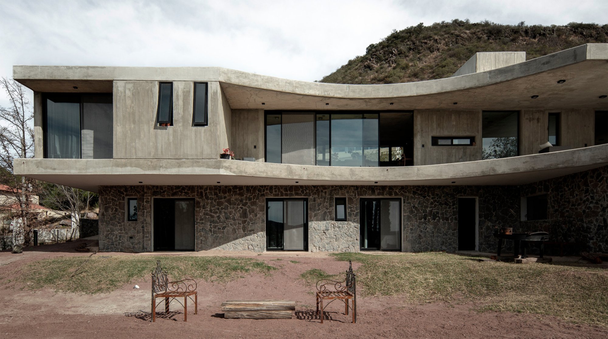 House Pirca by Manto Arquitectura: Harmonizing Stone, Concrete, and Landscape in Villa del Dique, Argentina