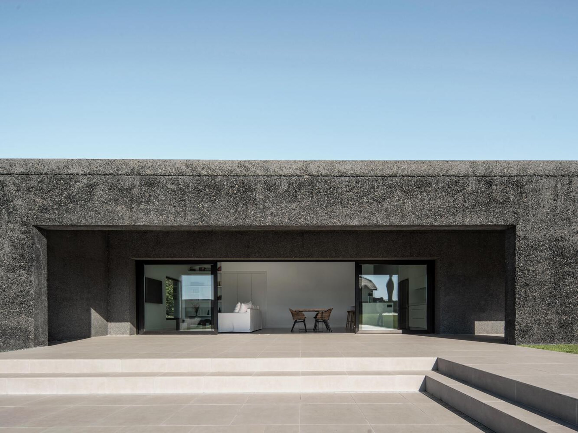 House Hutmann by SEA Arquitectos: Timeless Concrete Design in Feáns, Spain
