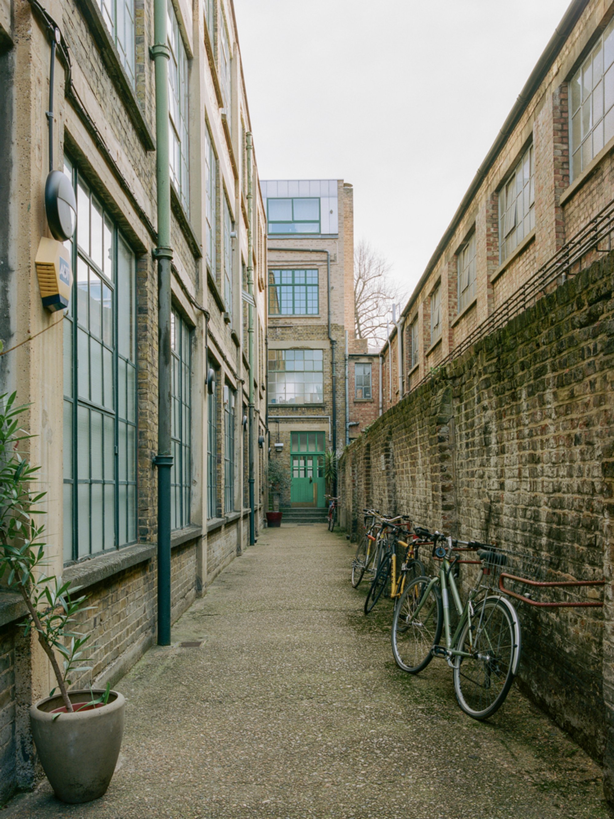 Earthrise Studio by Studio McW: Sustainable Office and Living Spaces in East London
