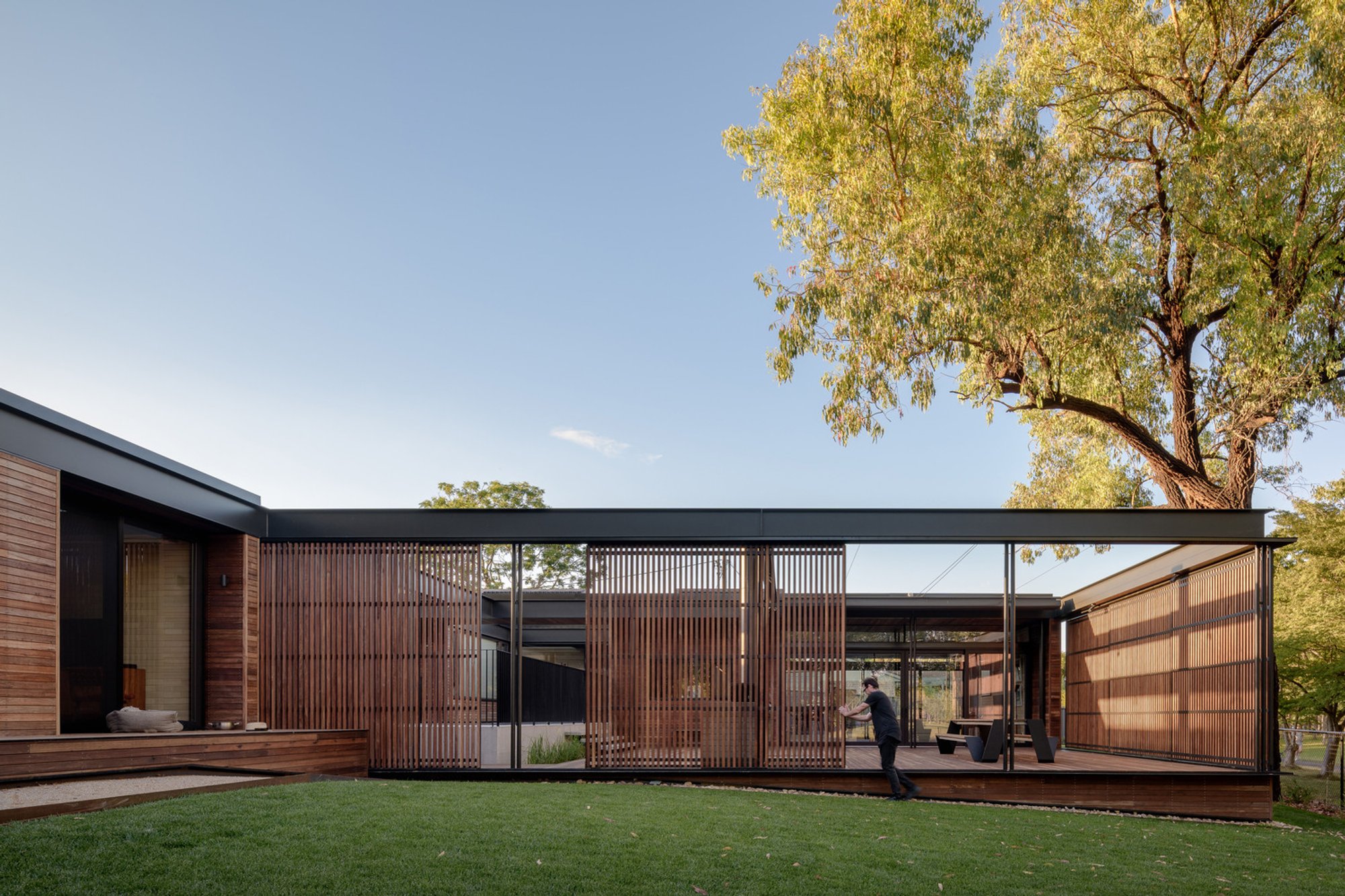 Batten House by Ben Walker Architects
A Sustainable Family Home Integrating Privacy, Light, and Landscape in Curtin, Australia