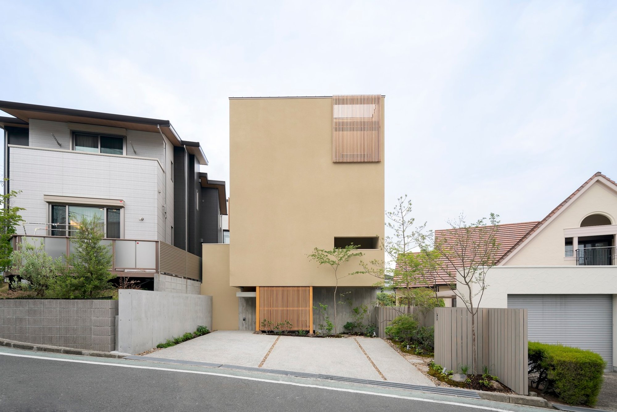 House in Minami-Senri by FujiwaraMuro Architects: A Harmonious Blend of Traditional Japanese Materials and Modern Spatial Design