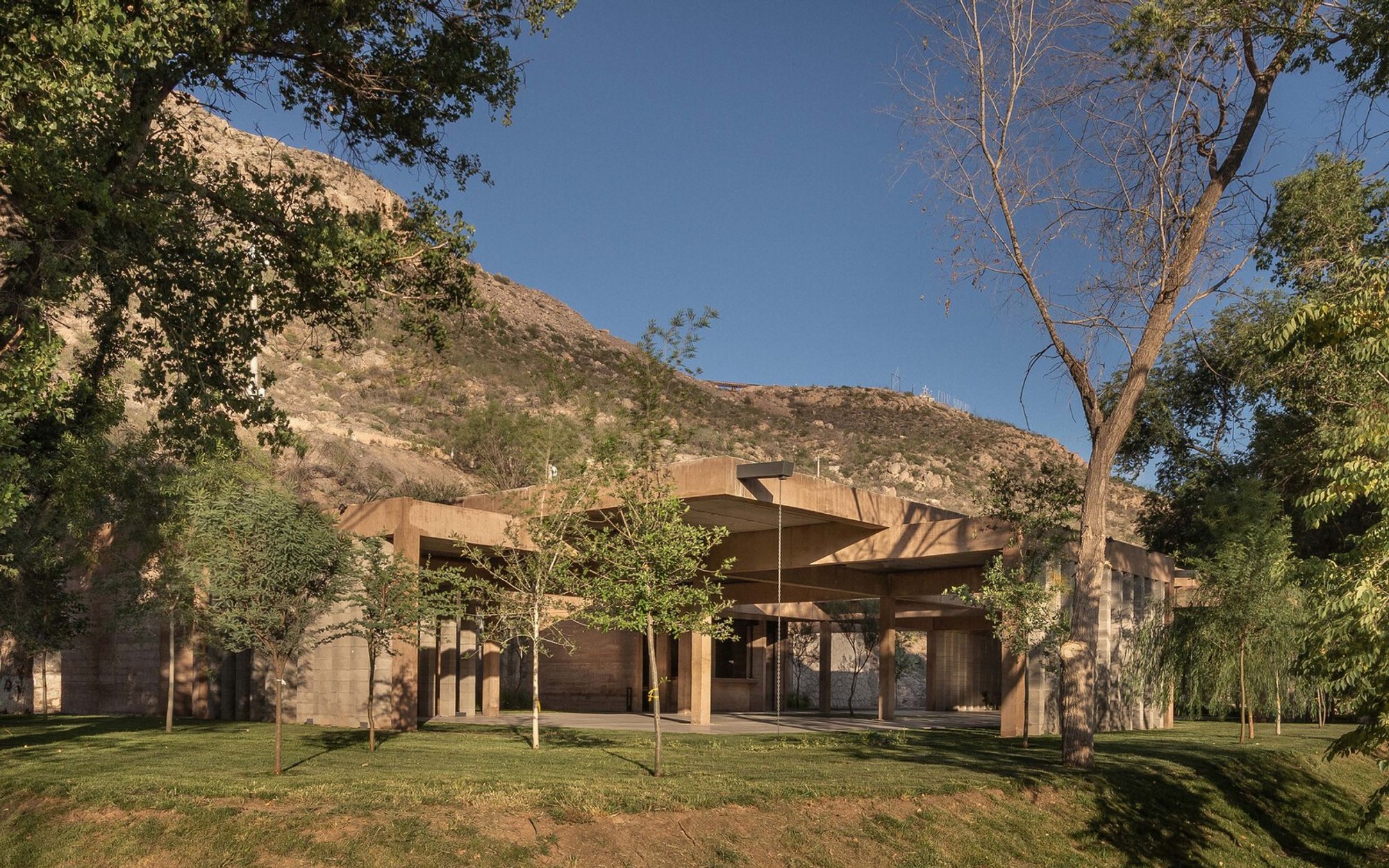 Raw Materials Pavilion by OficinaTransversal: Harmonizing Architecture with Nature in Chihuahua, Mexico