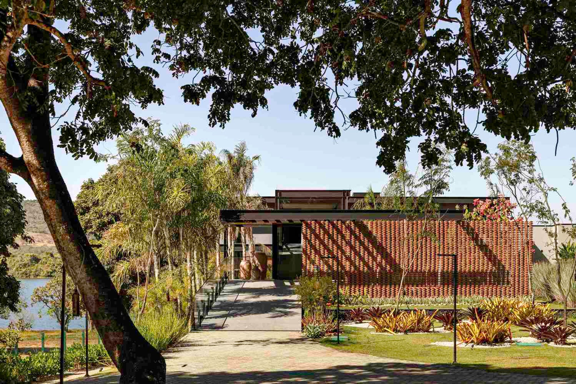 Lake House by Dayala e Rafael Arquitetos Associados: Contemporary Design on Lake Corumbá IV