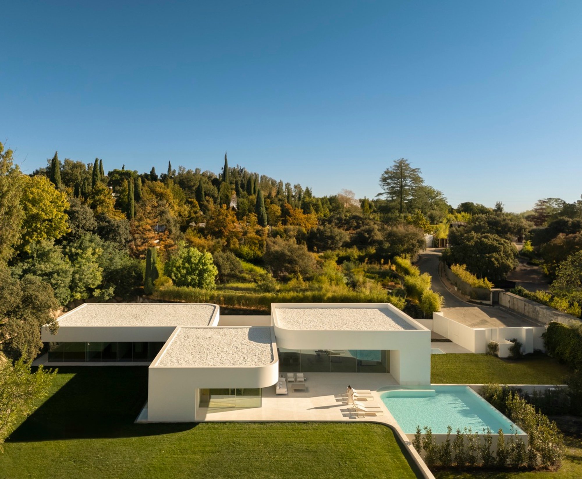 Villa 18, House in La Moraleja by Fran Silvestre Arquitectos