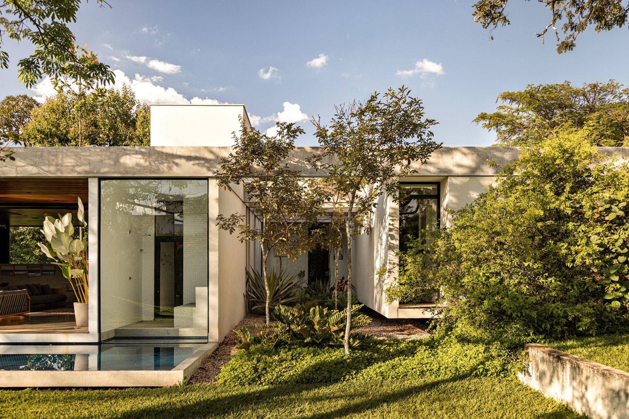 Varanda House by Esquadra Arquitetos: A Seamless Dialogue Between Nature, Art, and Architecture