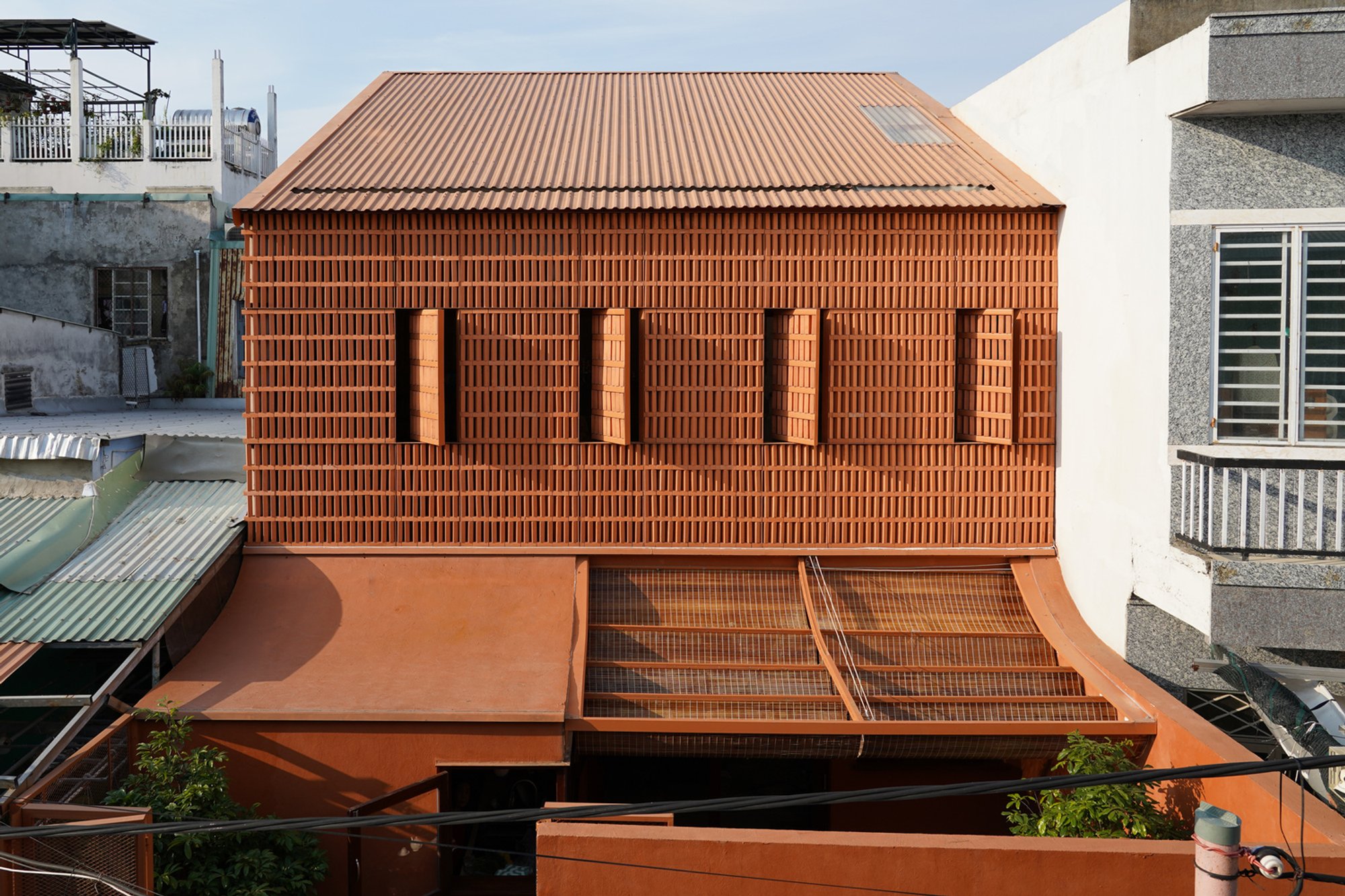 Terracotta Breath House by live out studio – Multigenerational Home in Da Nang, Vietnam