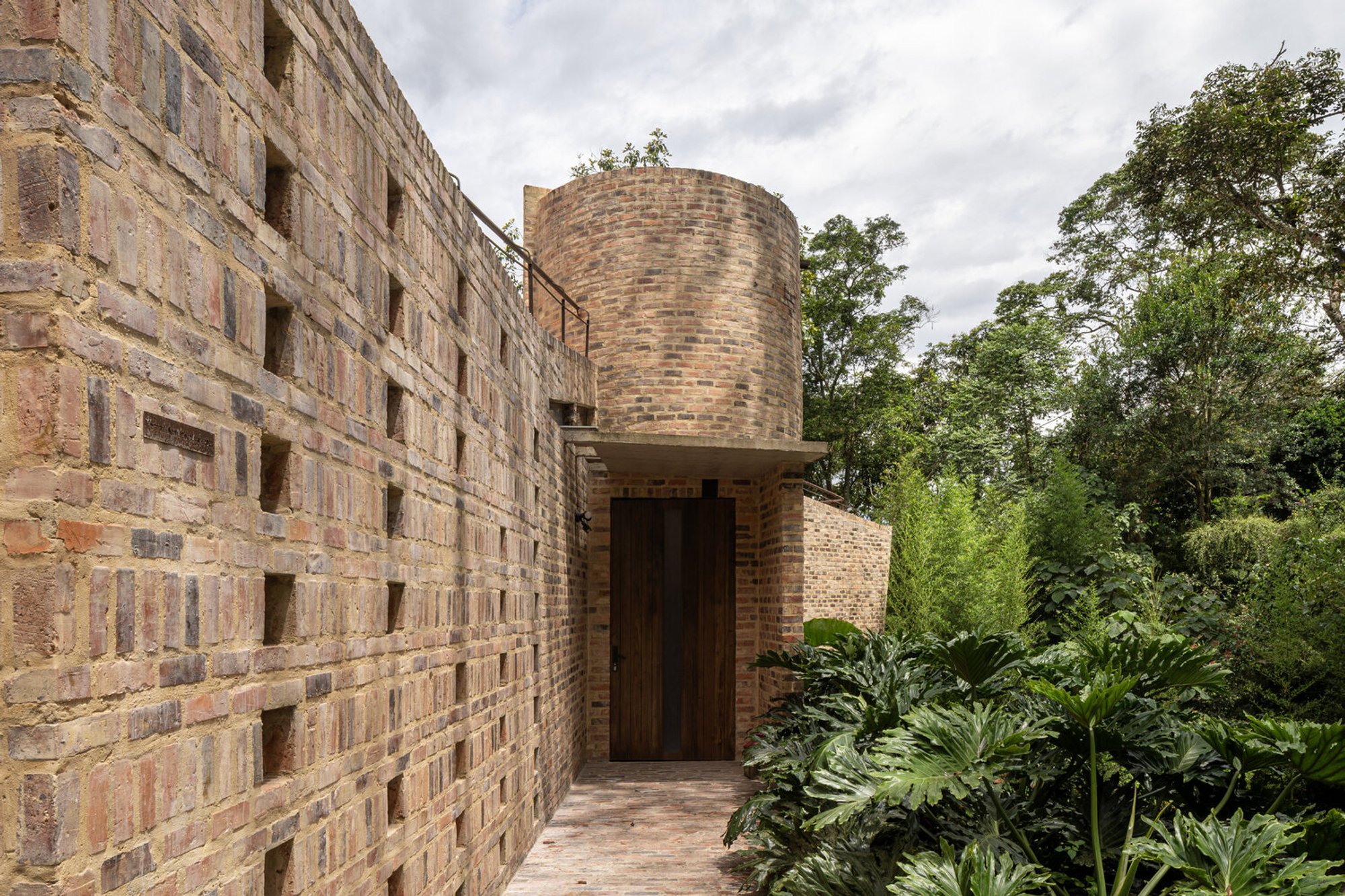 Nola Cabin by Yemail Arquitectura: A Dialogue Between Architecture and Nature in Cachipay, Colombia