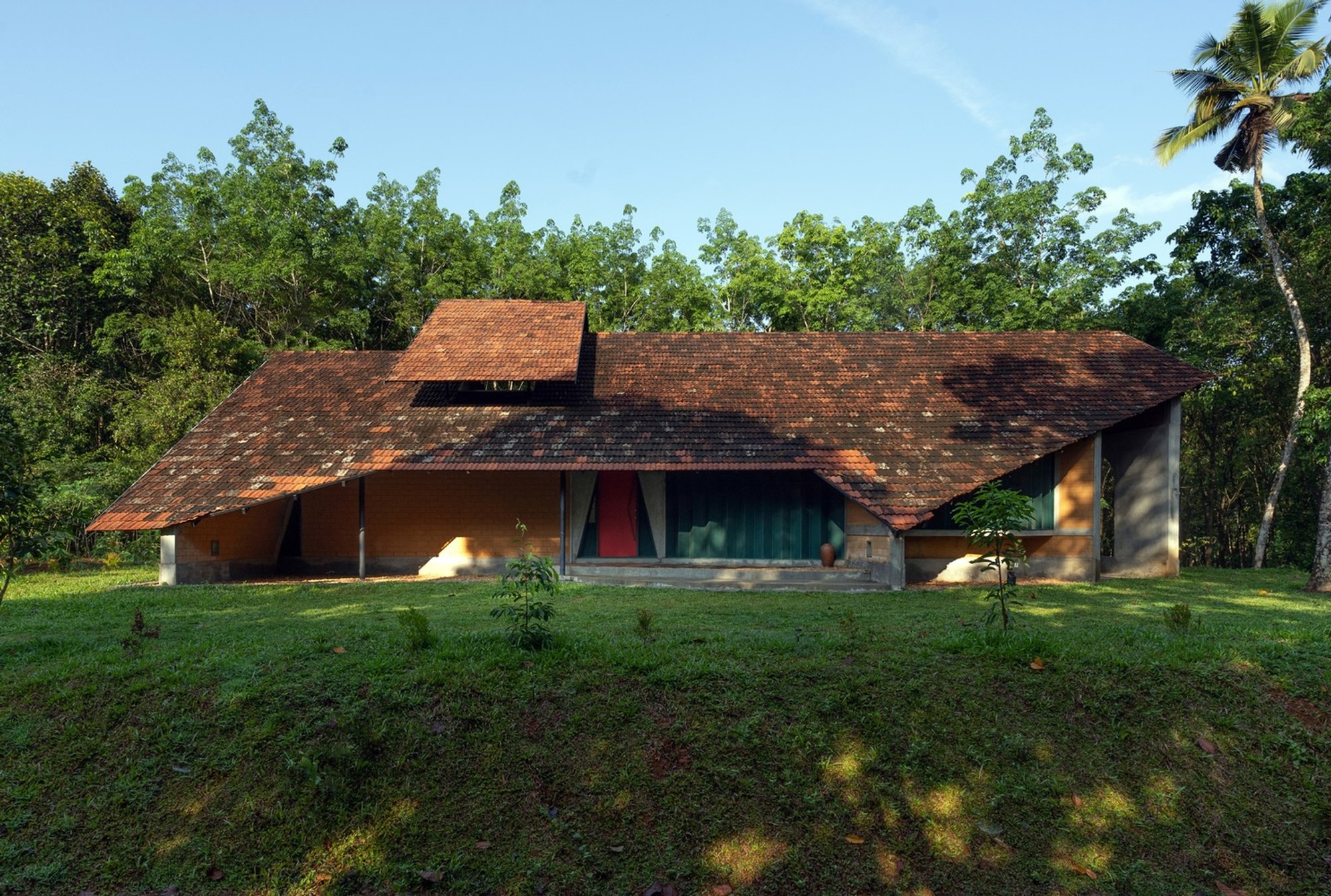 The Ethereal Whisper House by Project 51 A (h) – A Harmonious Retreat in Kerala