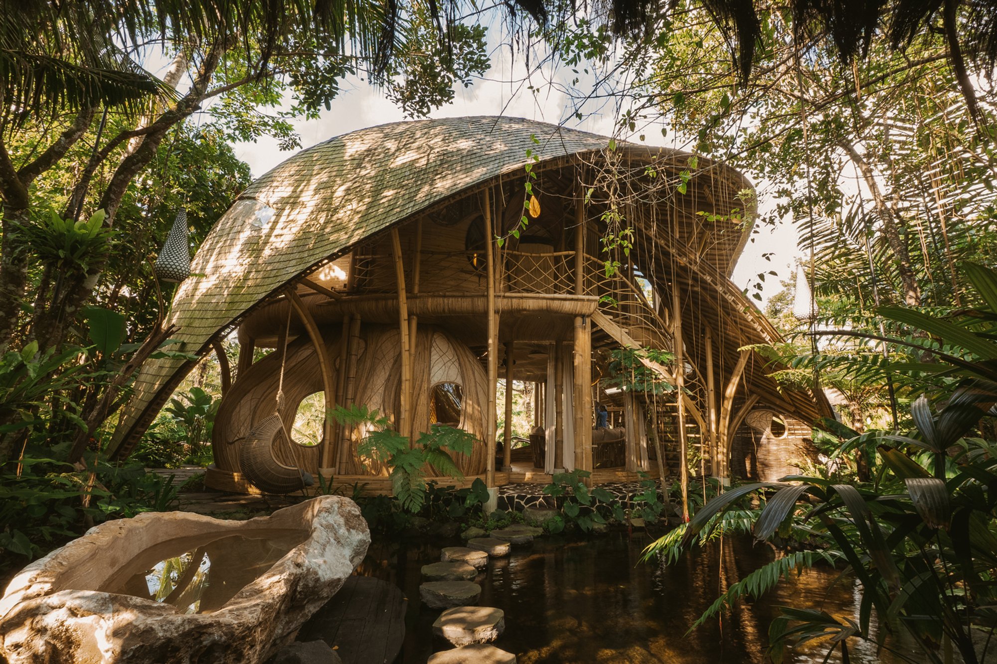 Hideout Flow by Pablo Luna Studio: A Bamboo Sanctuary Immersed in the Heart of Bali’s Landscape