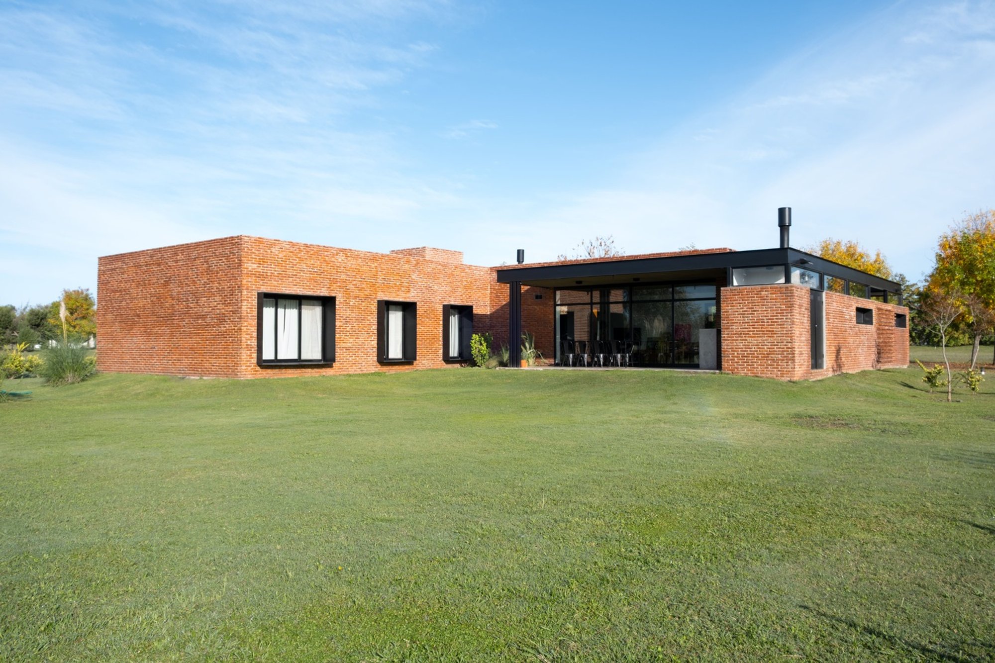 House MM by Gruppo Lordi Arquitectura: A Brick and Concrete Symphony in Luján, Argentina
