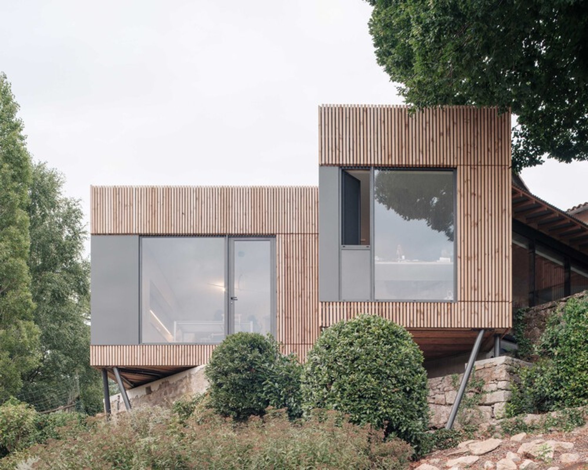 Chapel MI Residence by Atelier Ose Architecture: A Dialogue Between Heritage and Modern Lightness