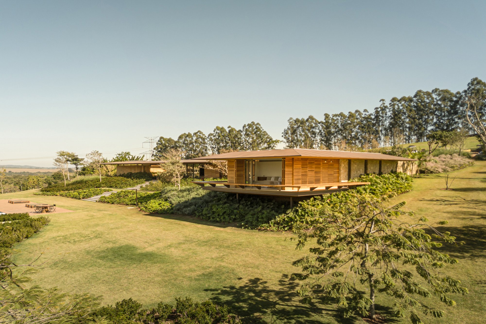 TM House by Jacobsen Arquitetura: Modern Family Living Overlooking Porto Feliz Lake