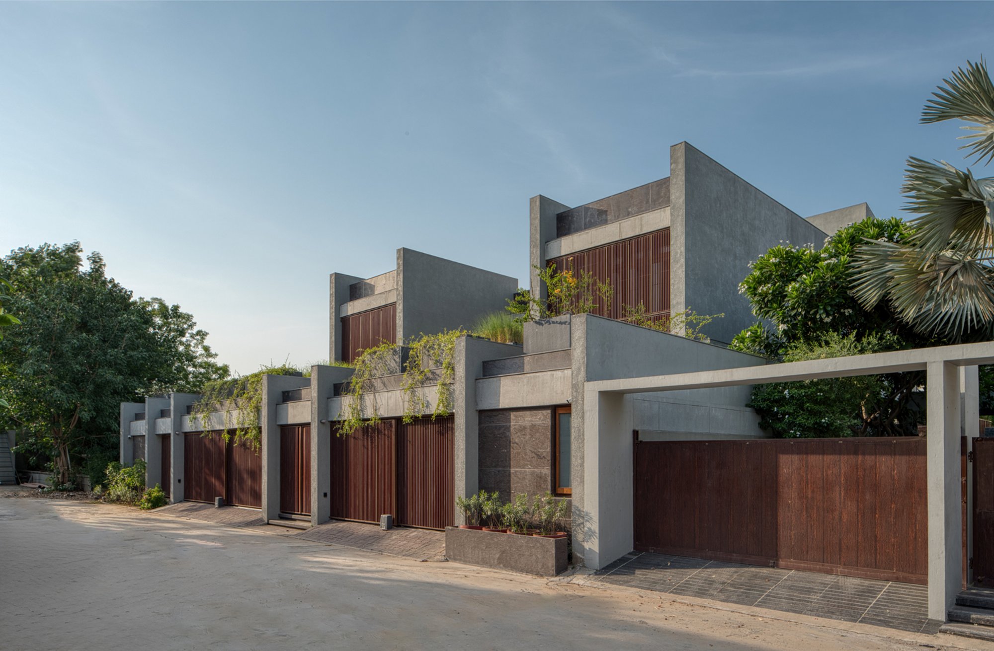 The House of Parallel Walls by PVDRS: A Contemporary Joint-Family Residence in Ahmedabad