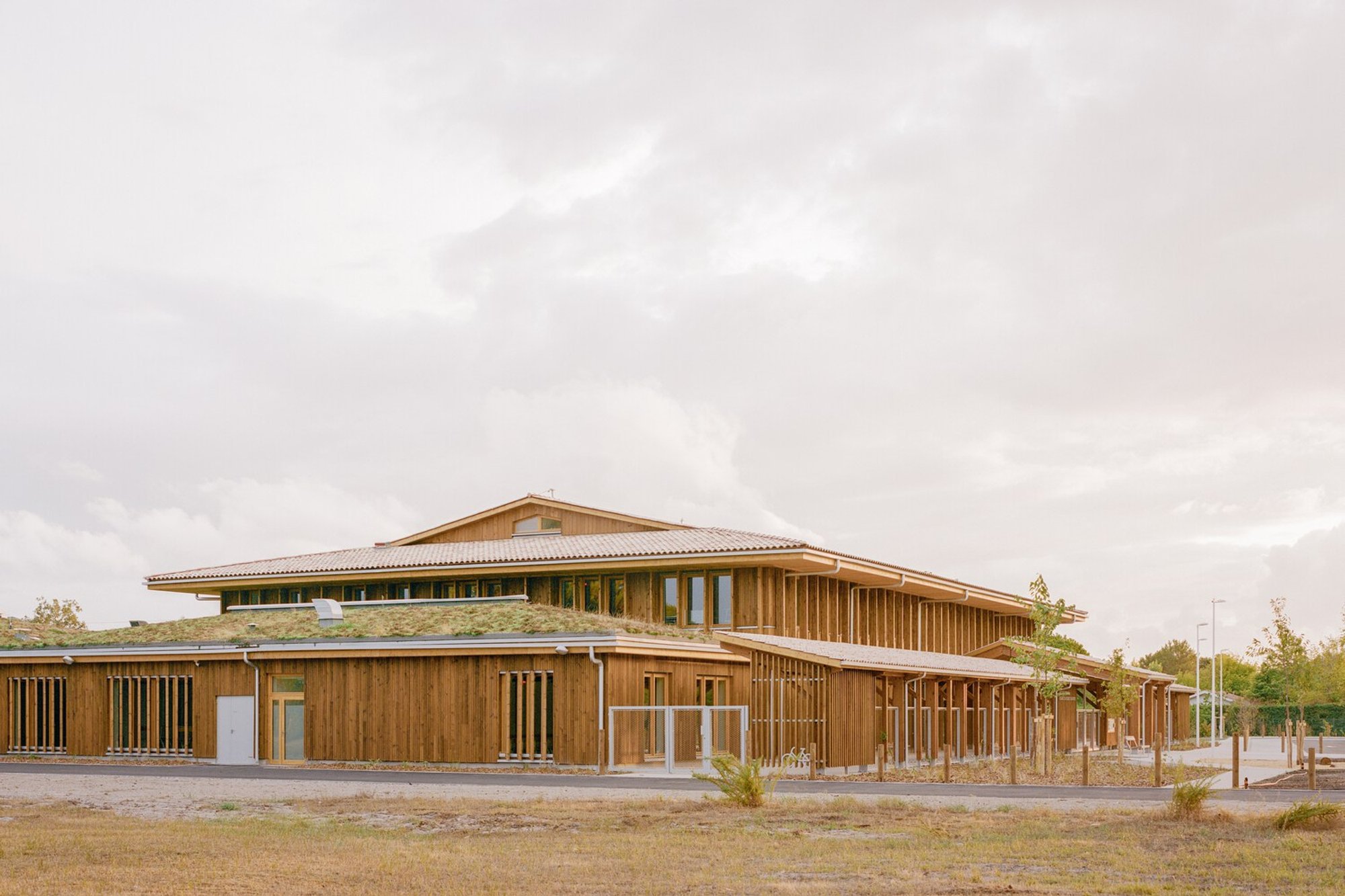 Elisabeth & Robert Badinter Elementary School: A Nature-Integrated Learning Environment in Audenge, France