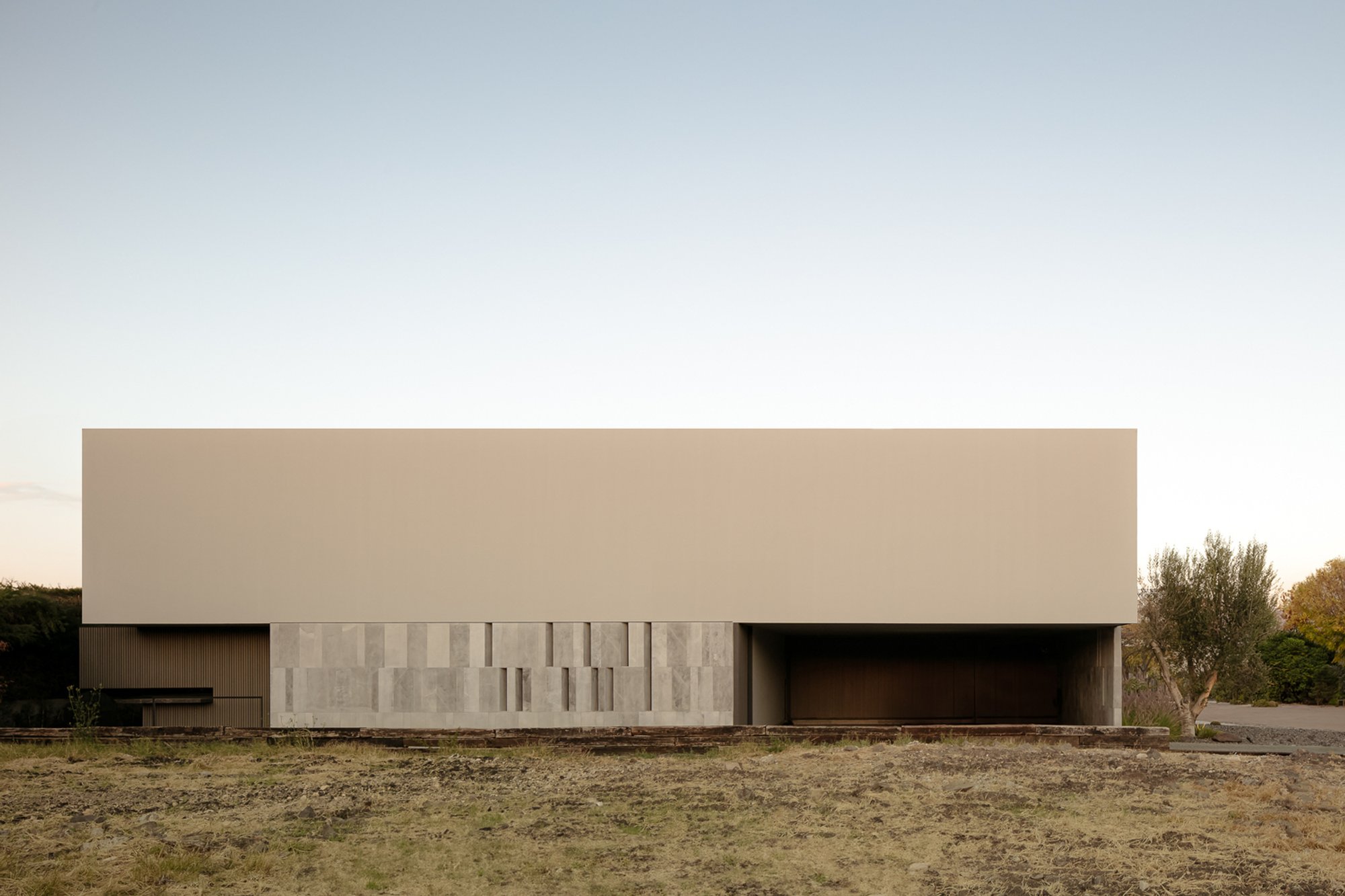 House Río by LABarq: A Lightweight V-Shaped Residence Immersed in Nature in Santiago de Querétaro