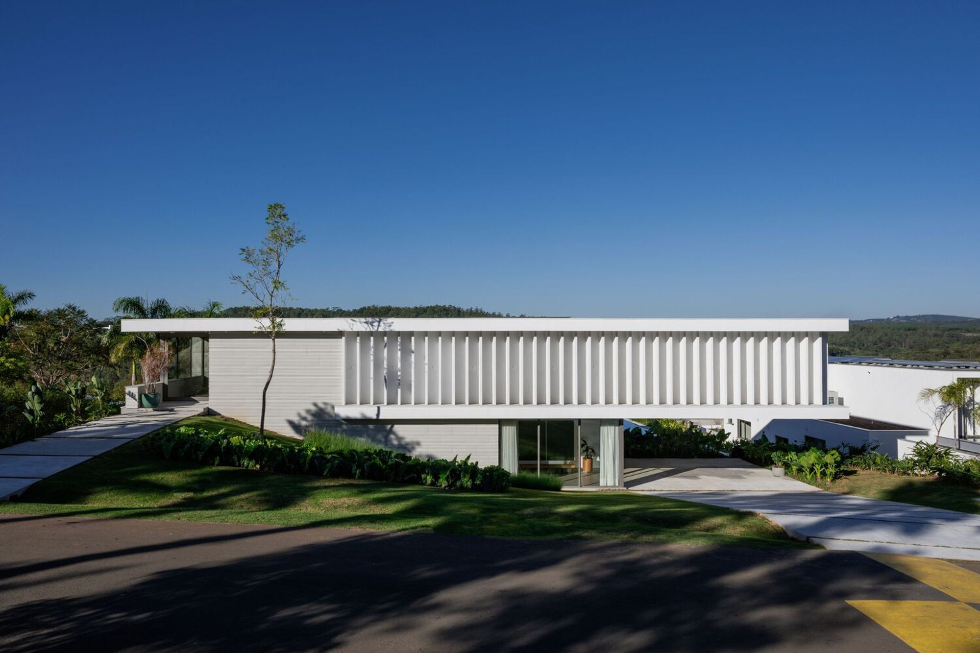 Balance House by Alexandre Chaguri Arquitetura: A Dialogue Between Nature, Structure, and Light