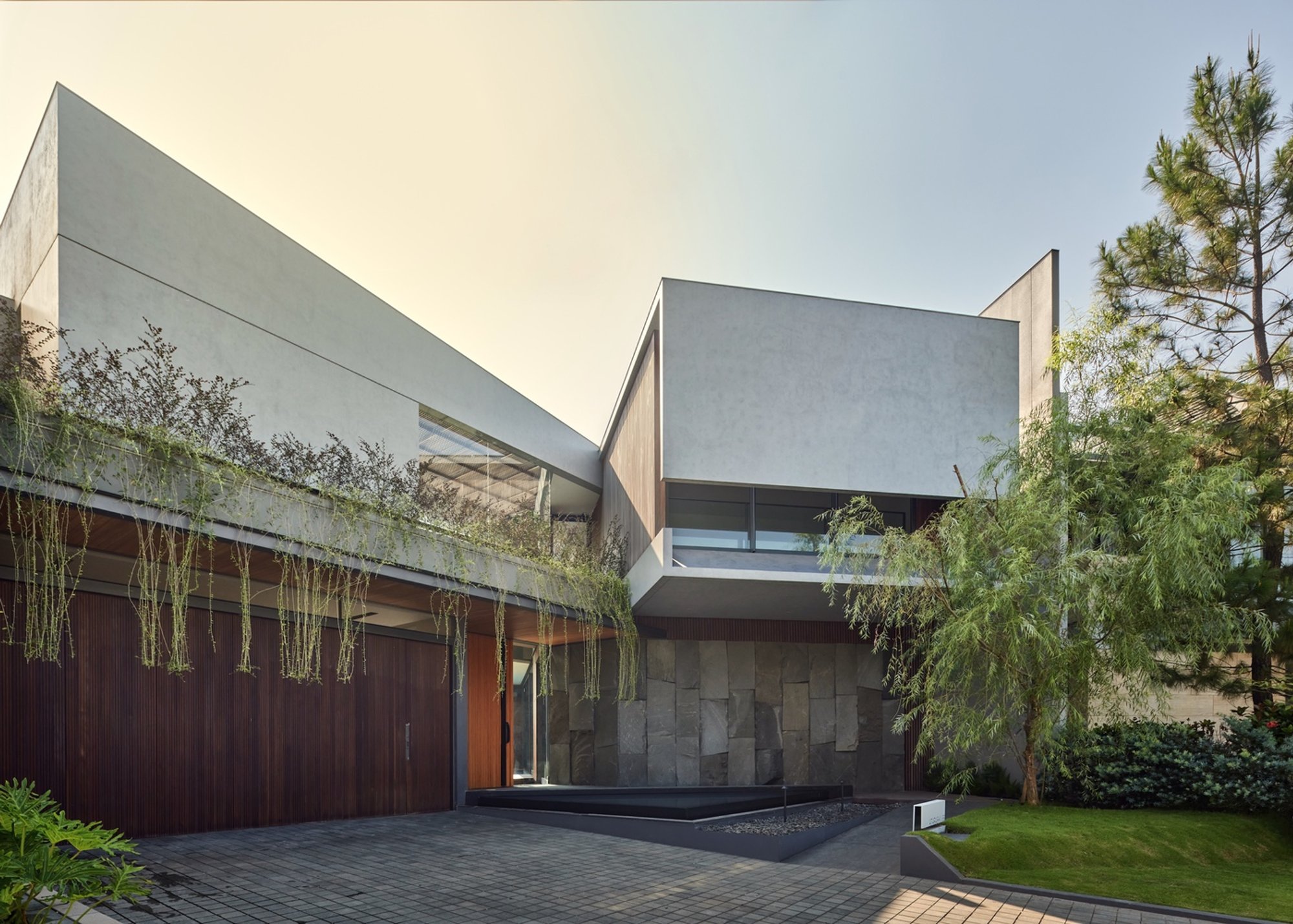 Atarashii House by Rakta Studio: A Sanctuary of Modern Tropical Living in Padalarang