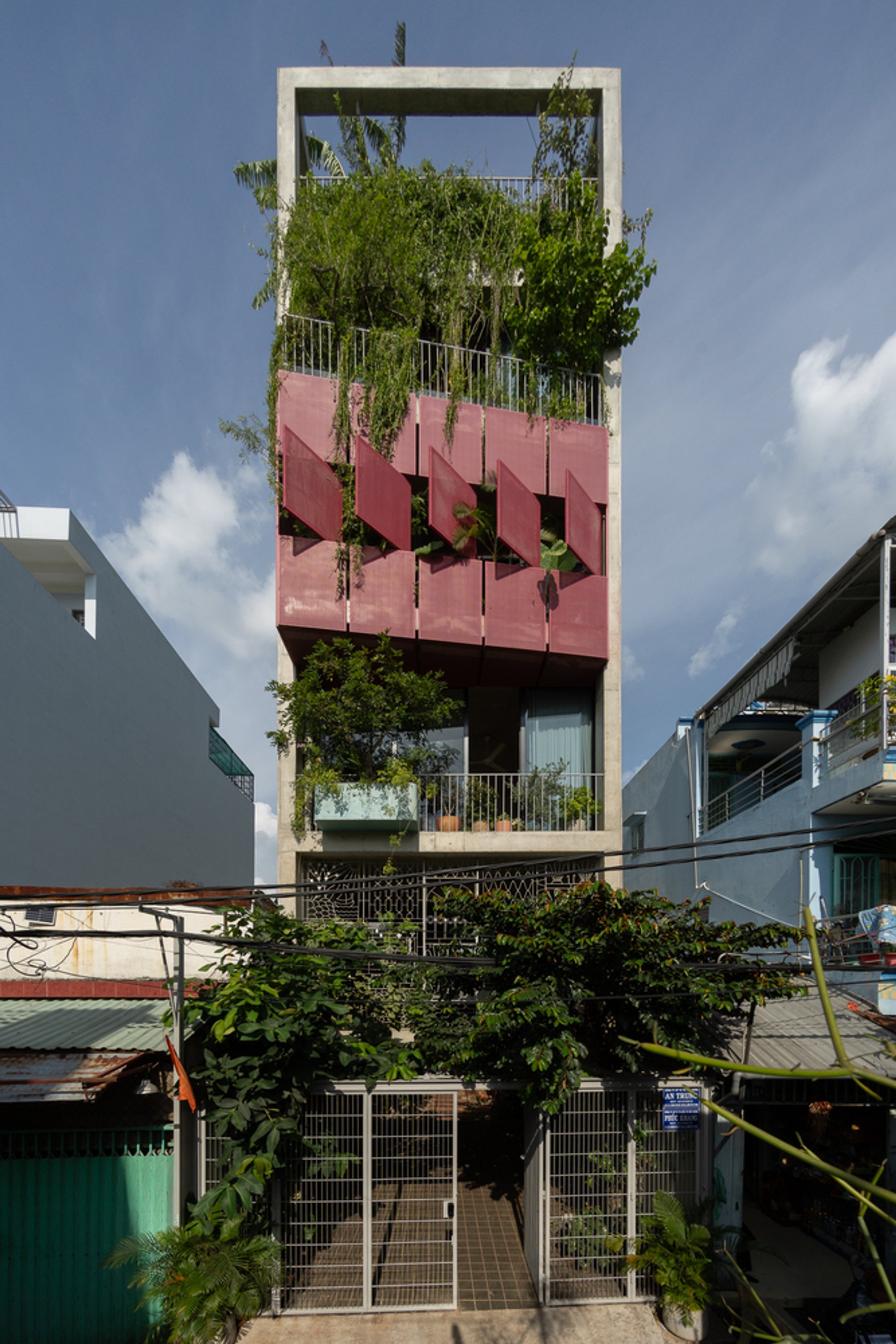 Timeless House by KAA Design + H2: A Contemporary Sanctuary Rooted in Nature