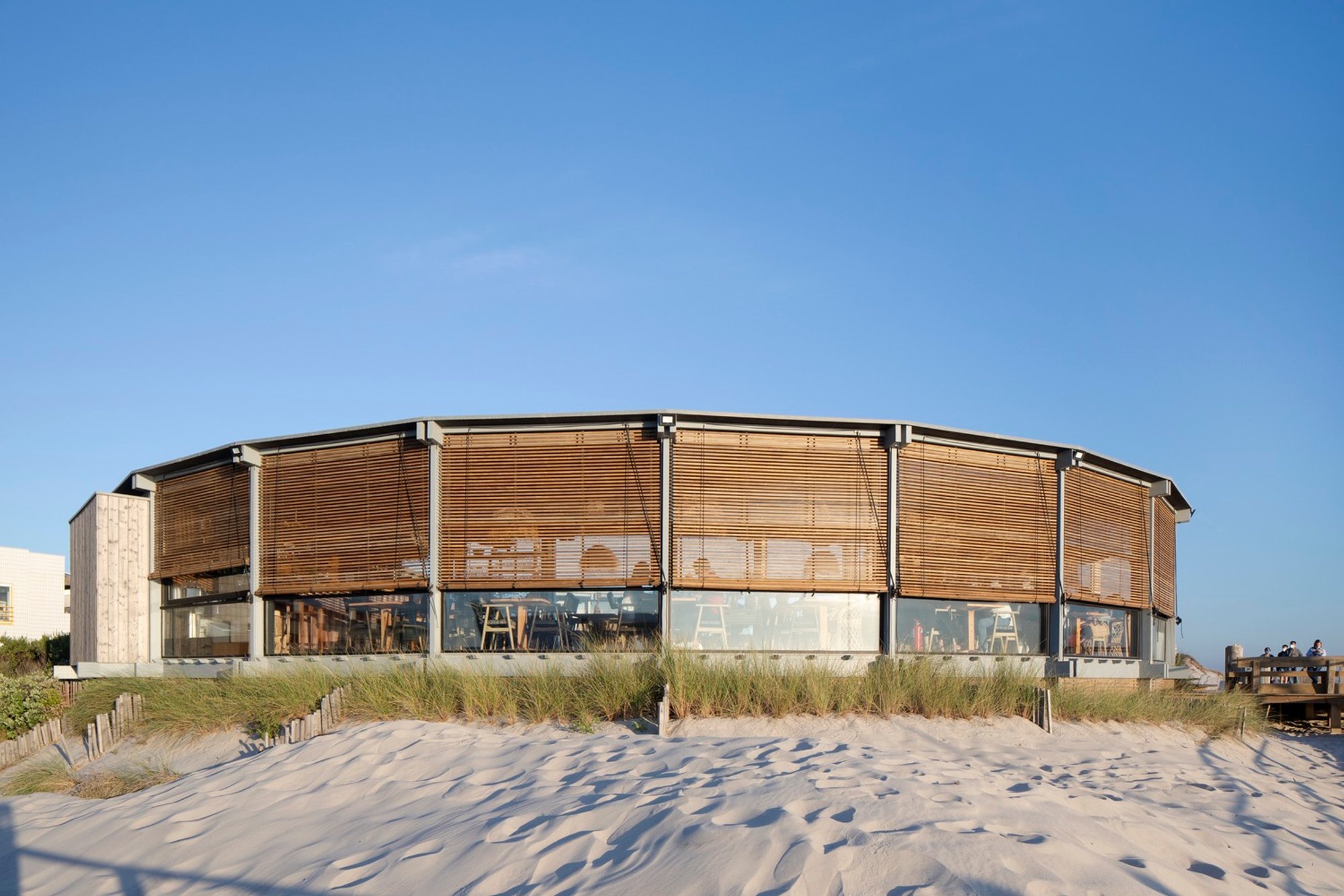 Sétimo Ano de Praia Beach Support Facility by Lousinha Arquitectos