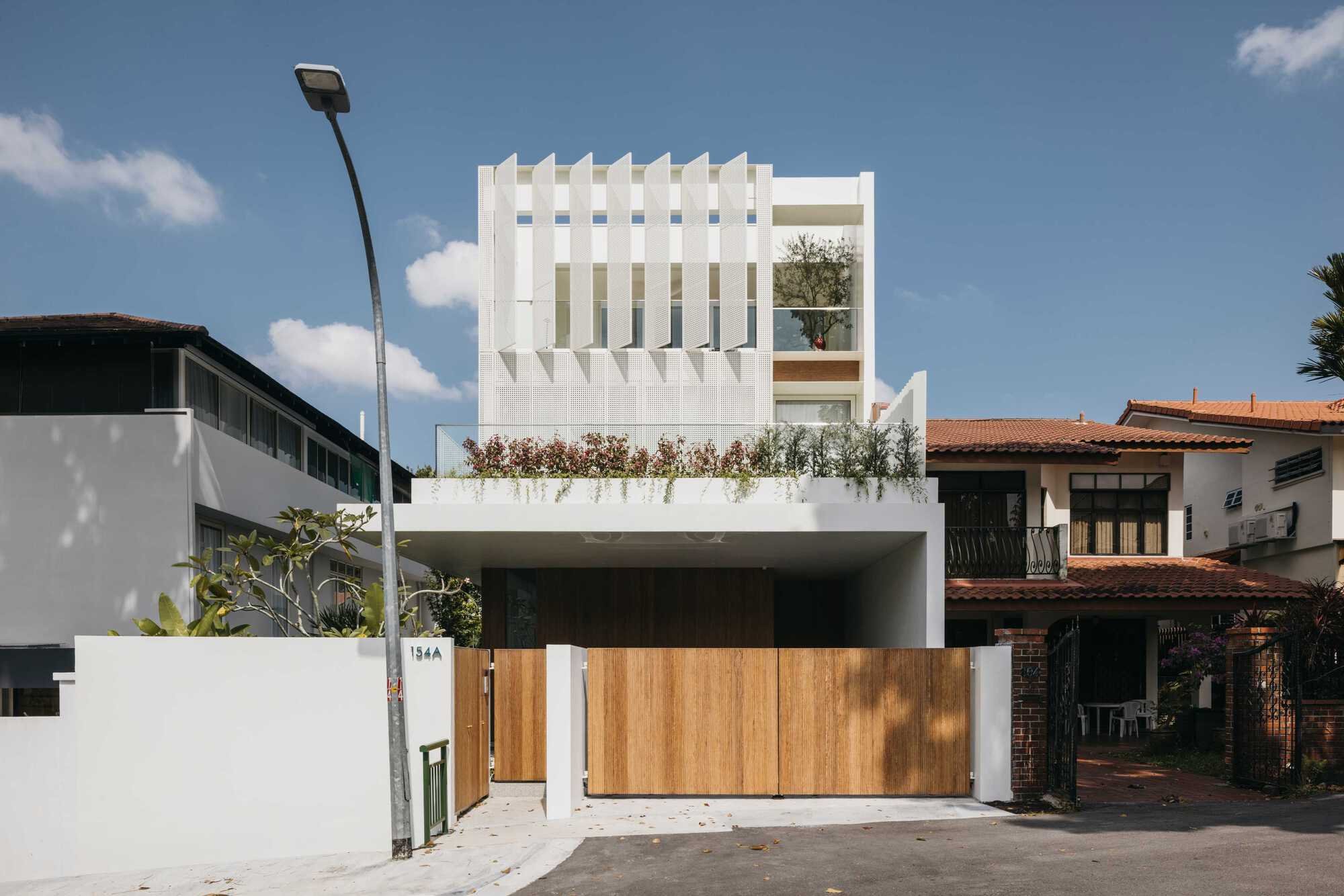 Wicker House by Ming Architects – Contemporary Tropical Living in Singapore