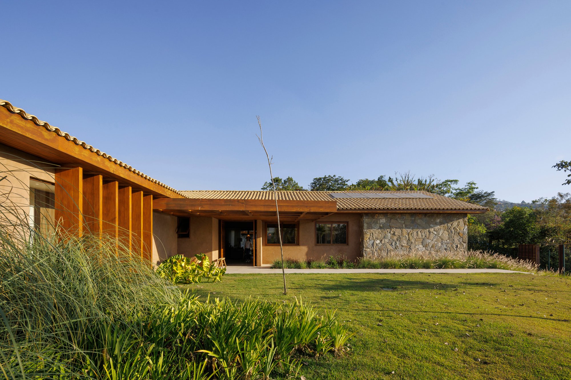 Ternura House by Estudio N.A — A Serene Modern Refuge Rooted in Brazilian Landscape