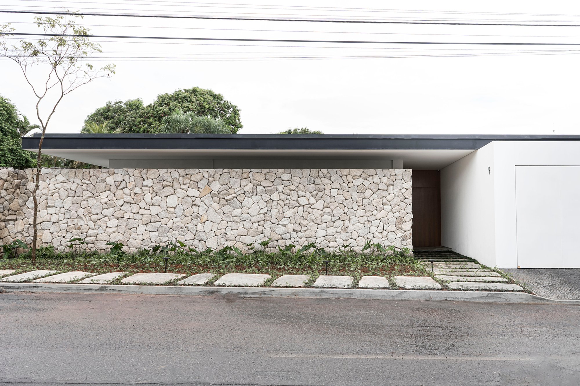 Ostra House by STUDIO PIPPA: A Contemporary Residential Renovation in Brasília