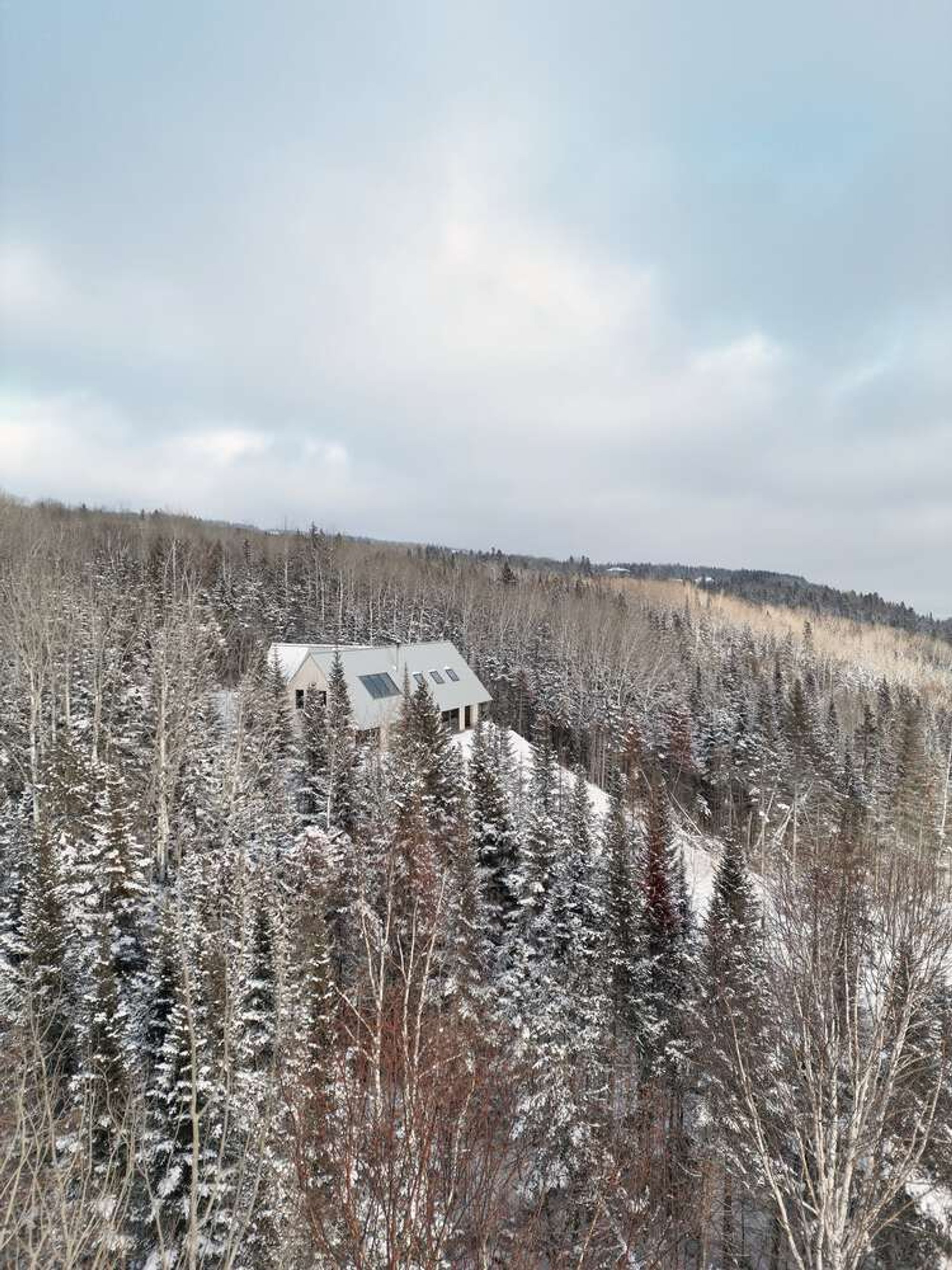 Rang Ste-Mathilde Residence: A Warm Cedar-Clad Family Retreat in Charlevoix
