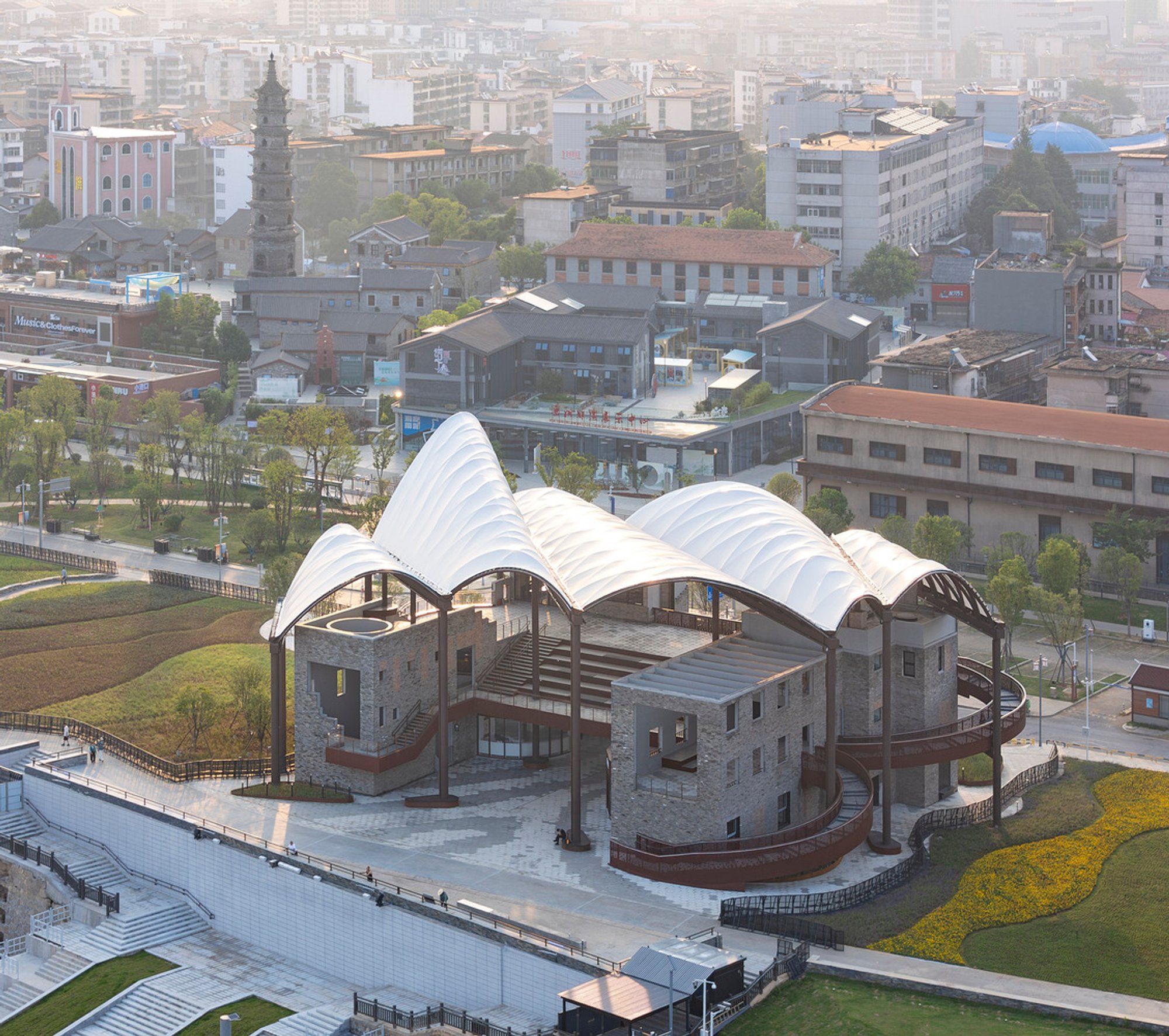 Yueyang Hualinggang Pier Tourist Center by WANG HUI of URBANUS