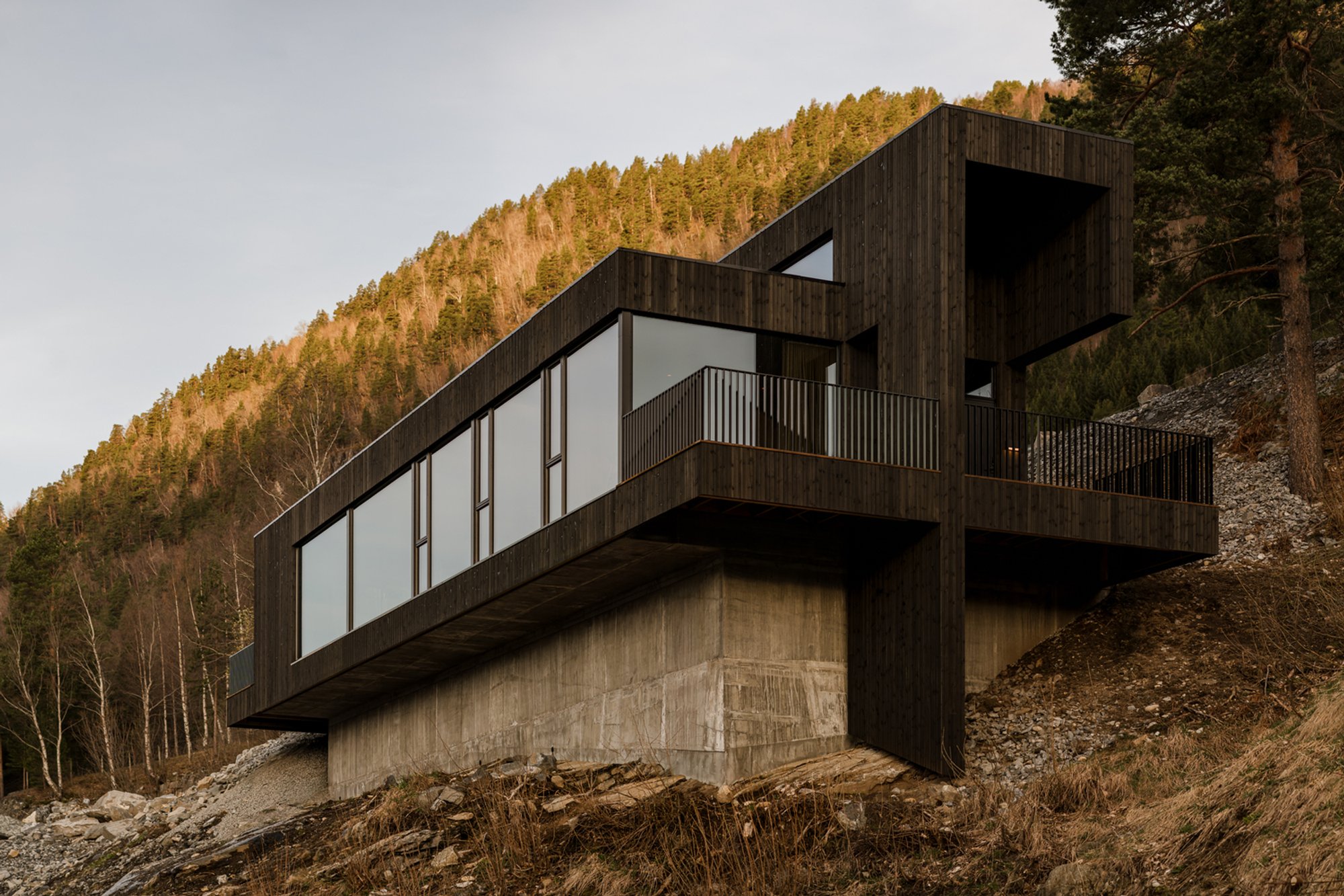 18-07 Holiday Home by OFFICE INAINN: A Hillside Retreat That Builds With the Land, Not On It