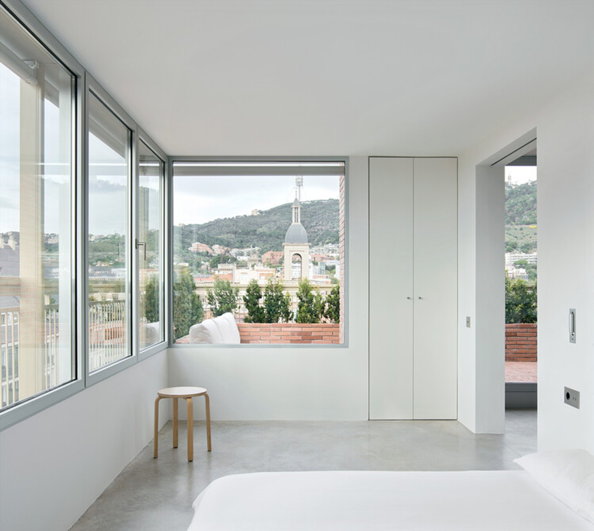 Attic A.N.T. by Pineda Monedero – A Sculptural Penthouse Renovation in Barcelona