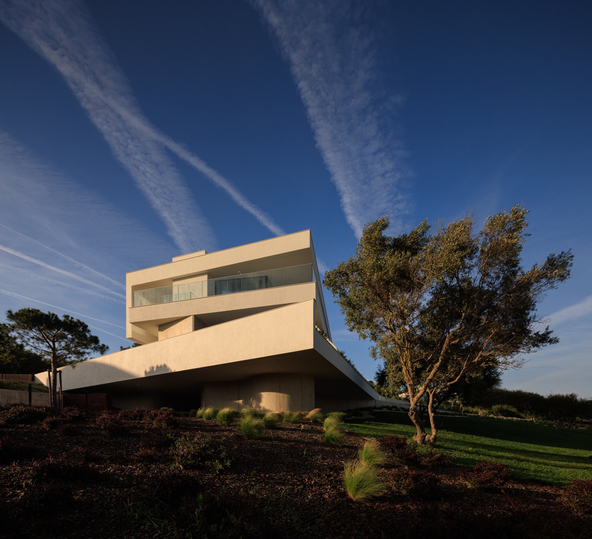 Ria House by Mário Martins Atelier: A Minimalist Coastal Retreat Framing the Alvor Estuary