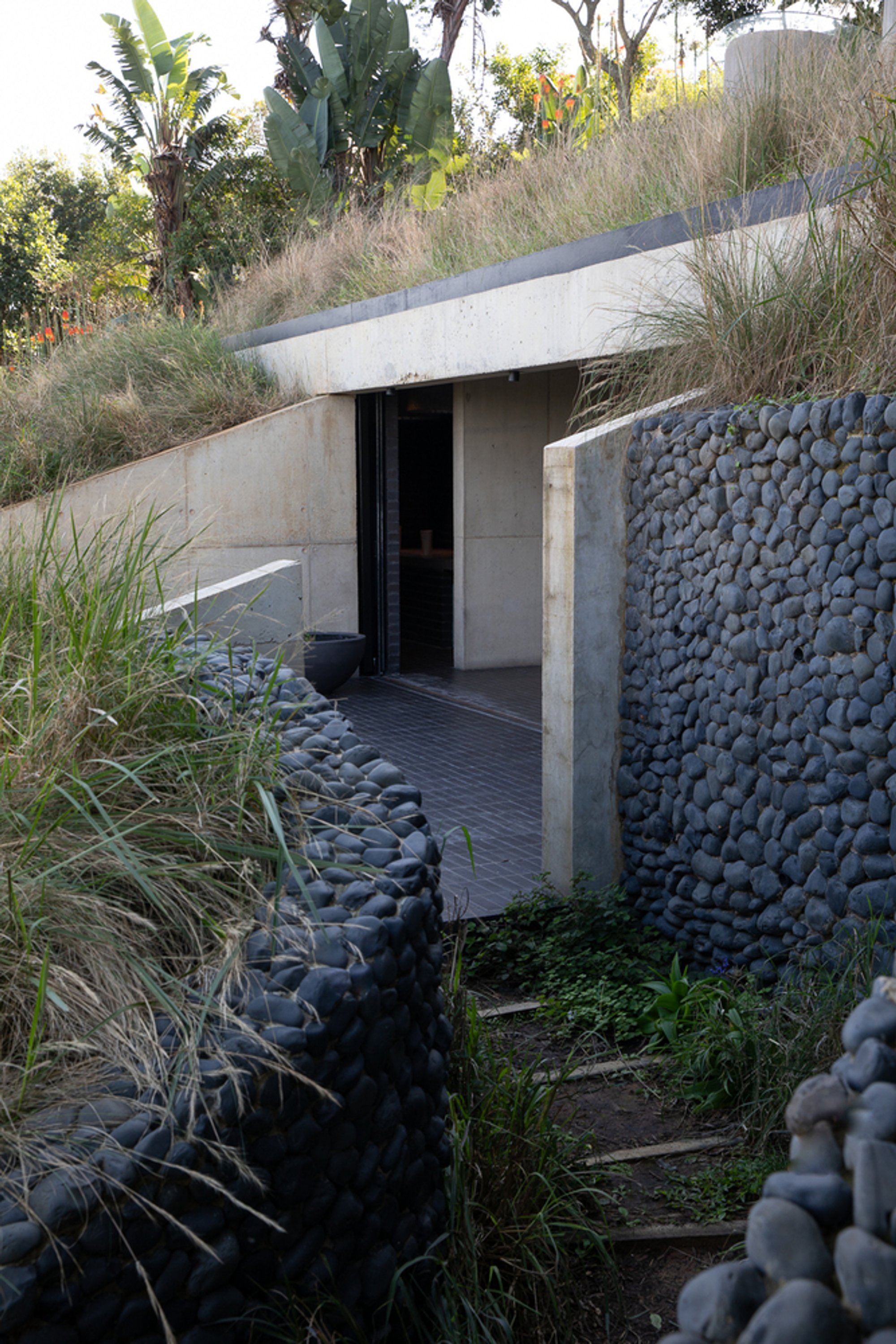 The Folly Multi-Purpose Retreat by Common Architecture: A Subterranean Sanctuary for Creativity and Connection