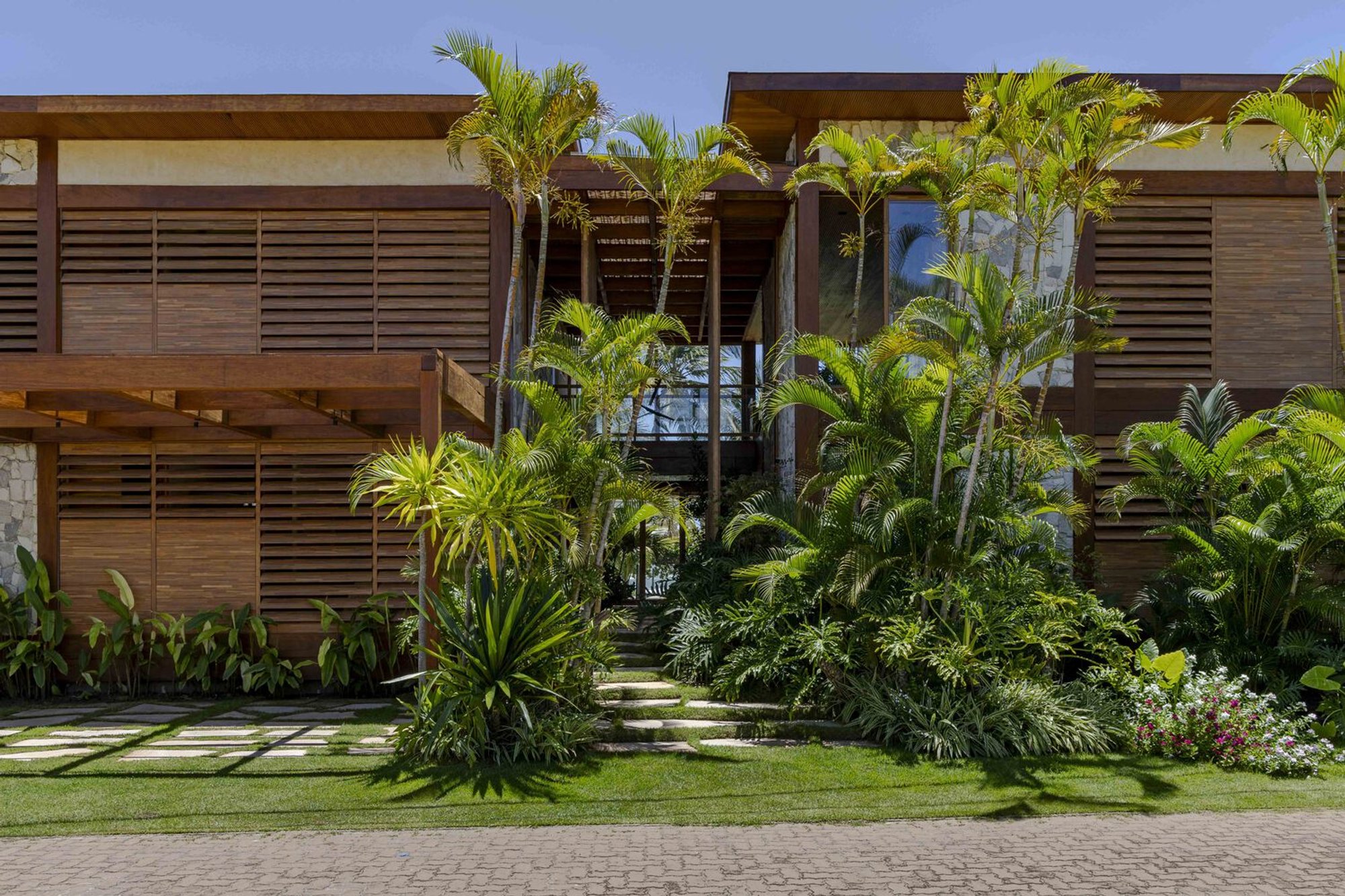 Coral House – Contemporary Tropical Architecture in Praia do Forte, Brazil