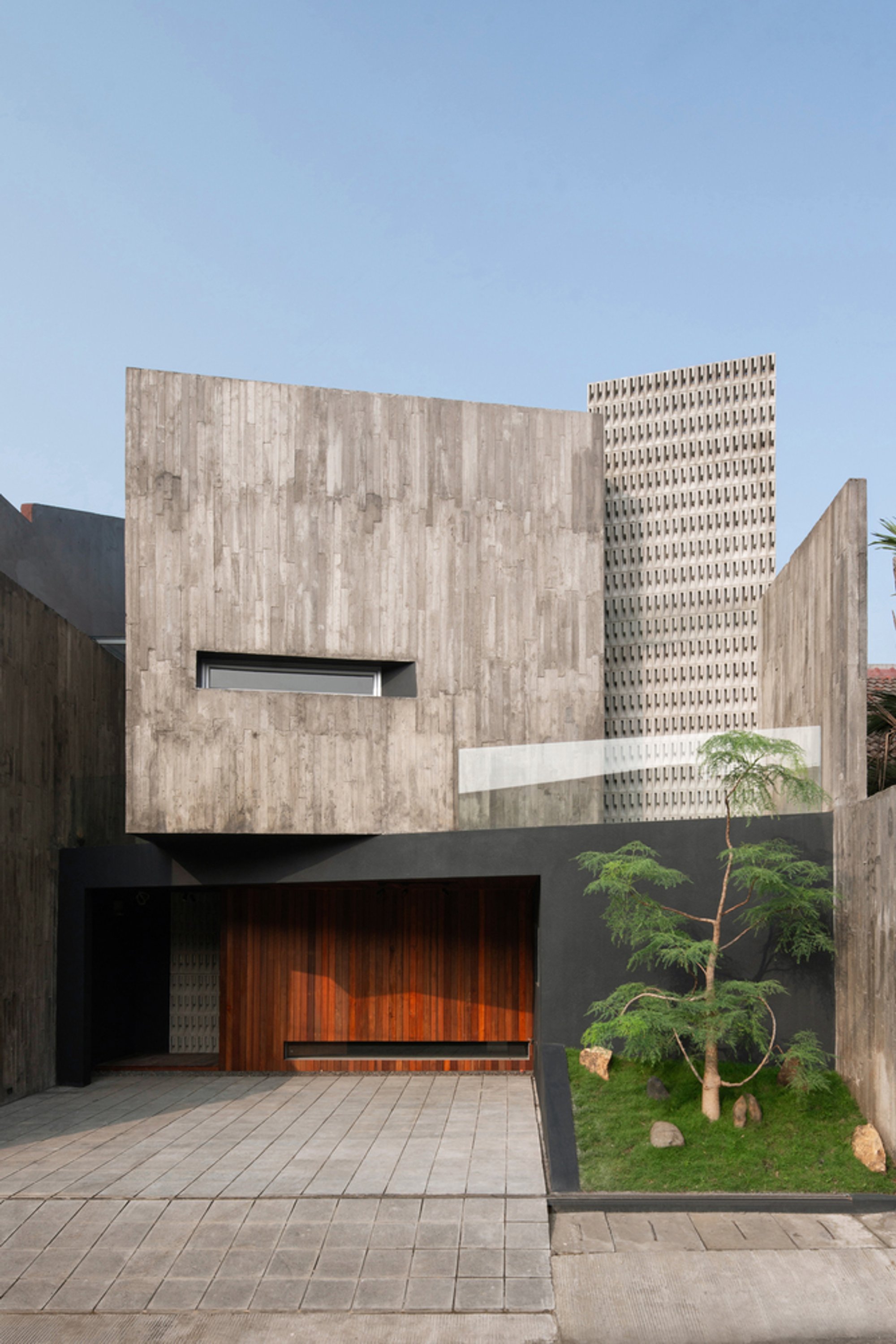 10º House by STUDIE: Contemporary Tropical Architecture in Jakarta