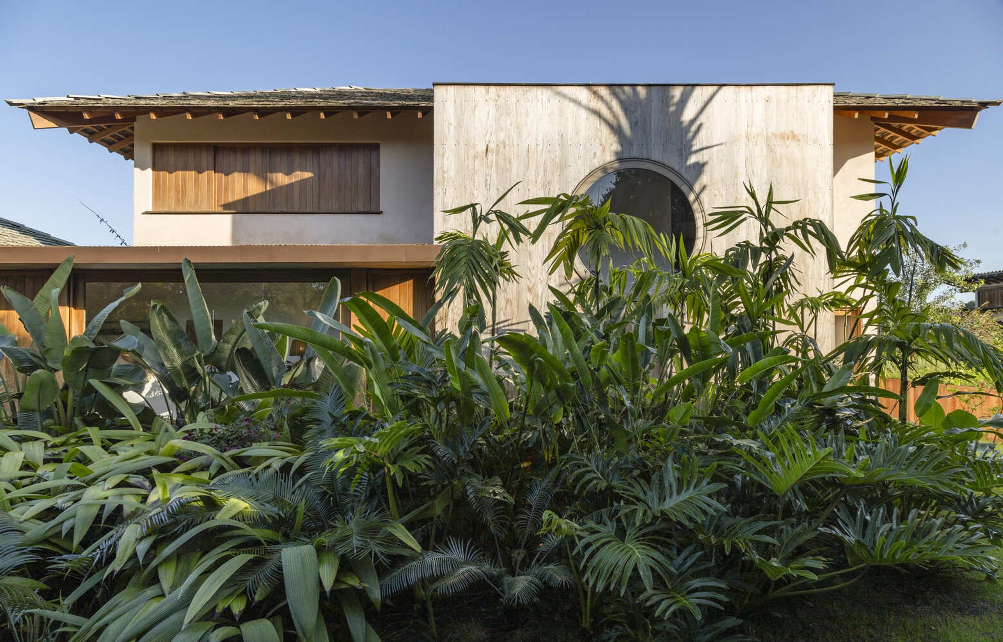 ĪBA House by Daniel Fromer: A Contemporary Bahian Sanctuary Blending Landscape, Architecture, and Family Living
