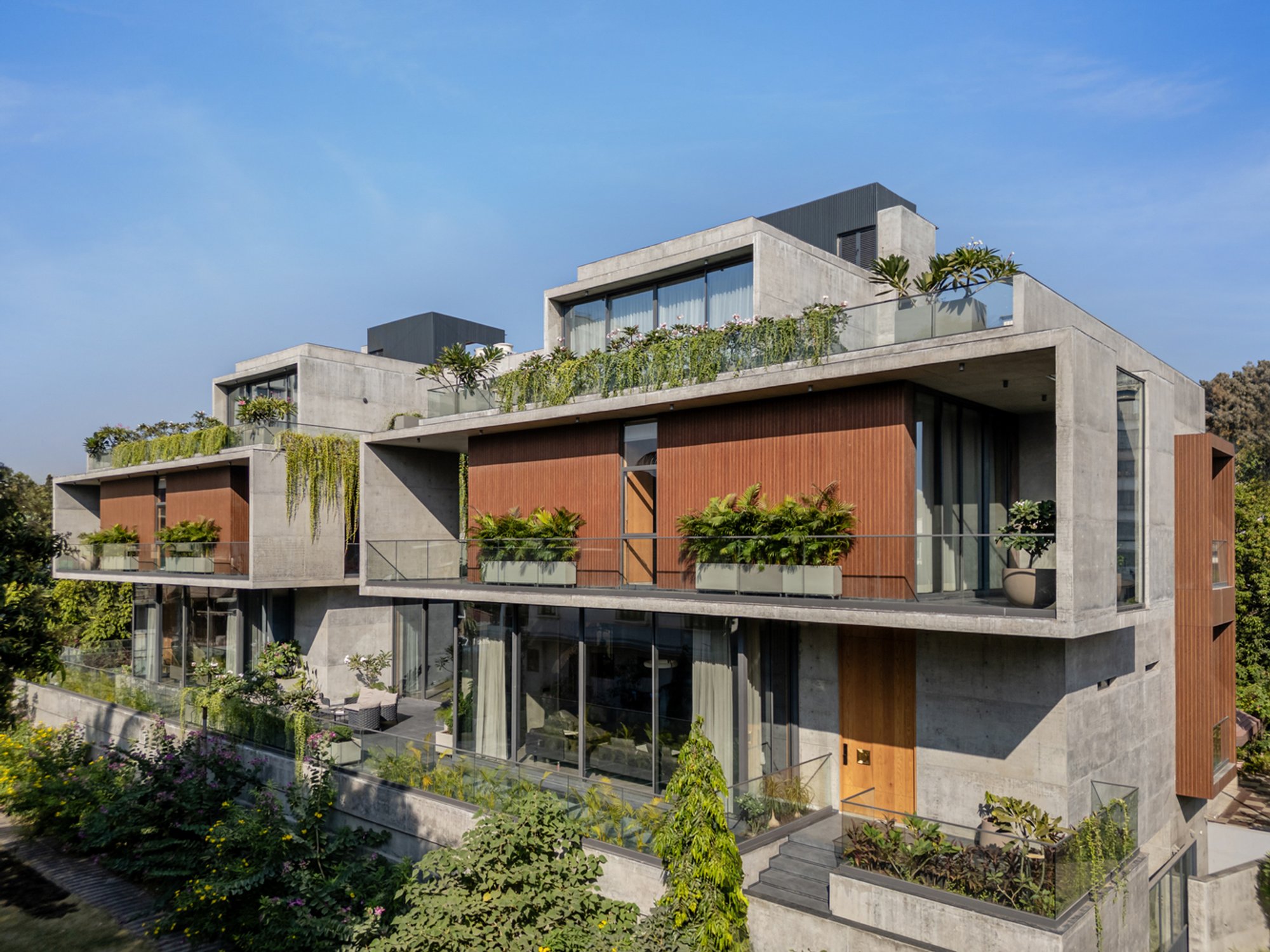 Twin House by Design Work Group: A Modern Architectural Dialogue Between Connection and Independence