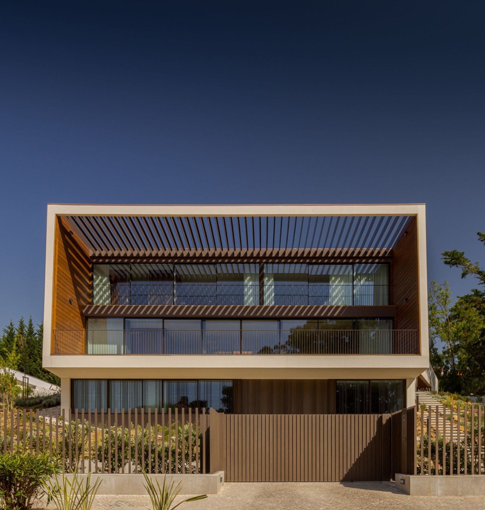 House in Beloura by ARX Portugal Arquitectos — A Modern Dialogue Between Landscape and Privacy