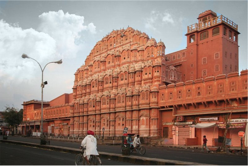 The iconic Hawa Mahal — Jaipur’s architectural emblem of symmetry, tradition, and terracotta harmony