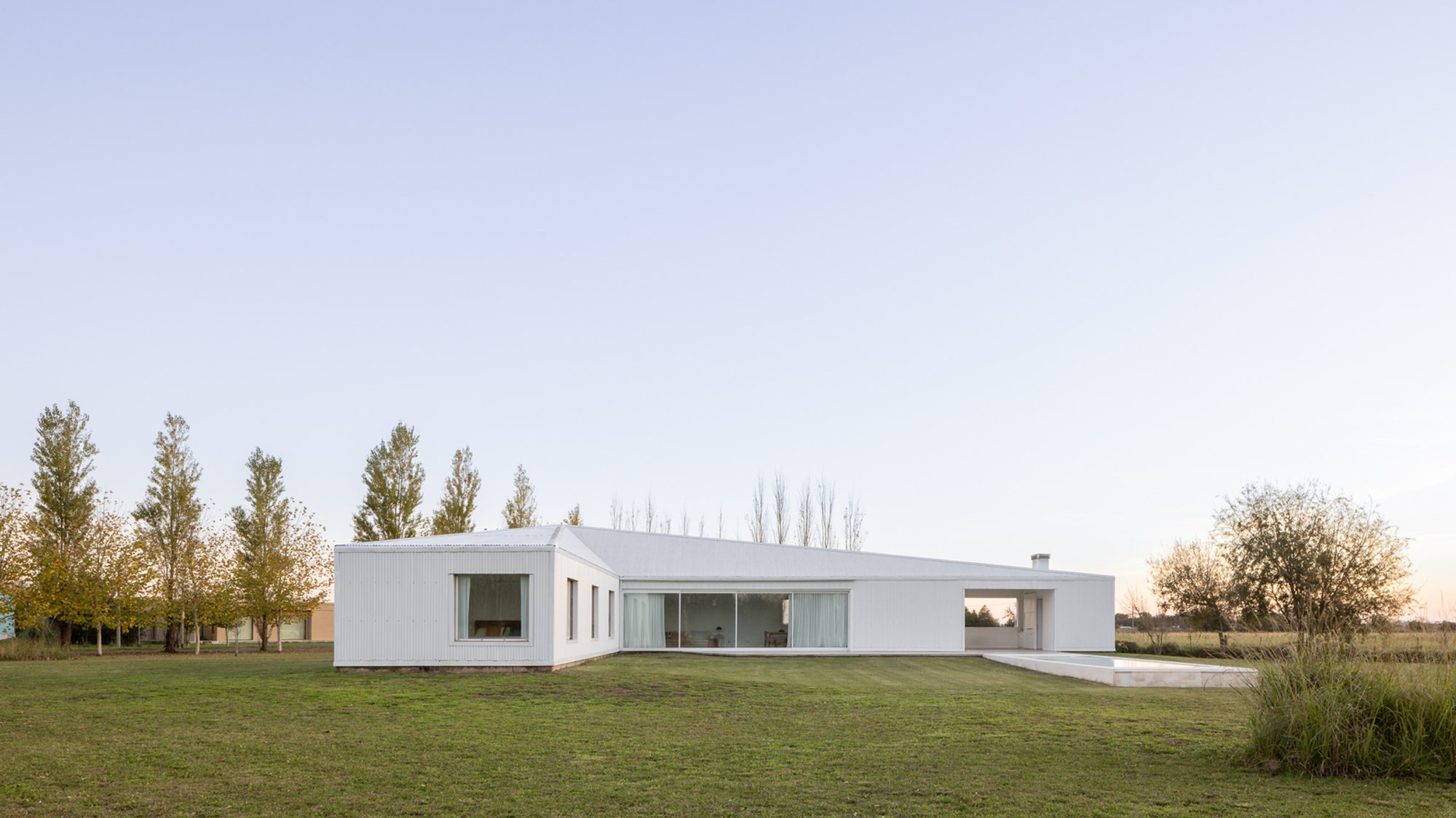 Monte House by Meneghetti Arquitectos: A Contemporary Rural Retreat in San Miguel del Monte