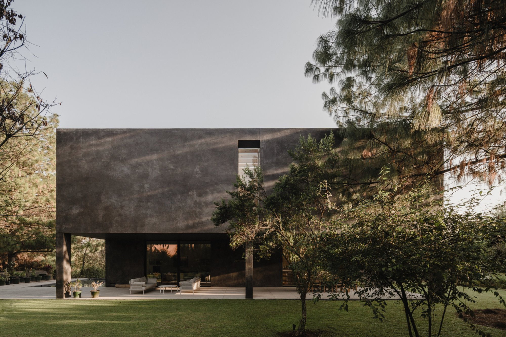 Ocote House by PPAA: A Serene Concrete Retreat in Valle de Bravo, Mexico
