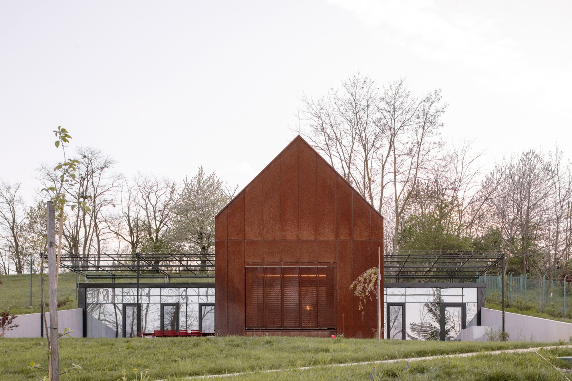 House Above the Lake: A Modern Retreat with Panoramic Reservoir Views in Slovakia