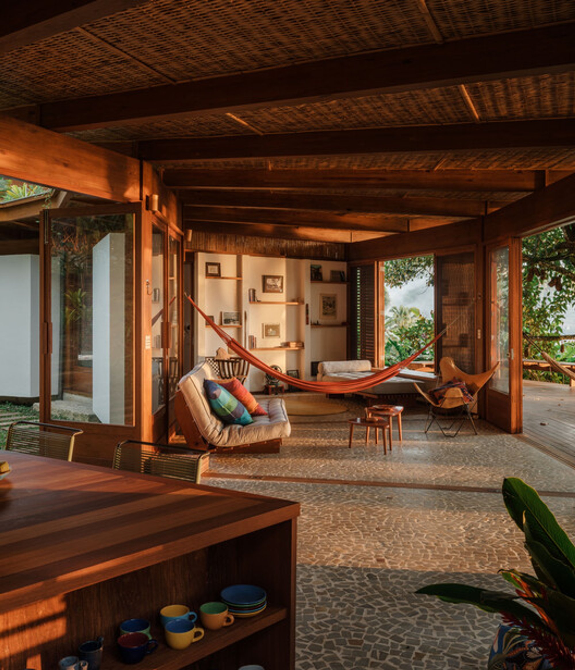 Fig Tree House by Estúdio Lava – A Timber Arc Shaped by Sun, Forest, and Sea