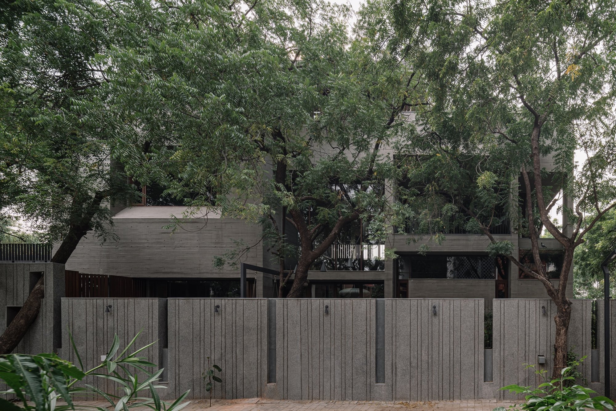 MS House by Studio Saransh: Harmonizing Brutalism with Nature in Ahmedabad