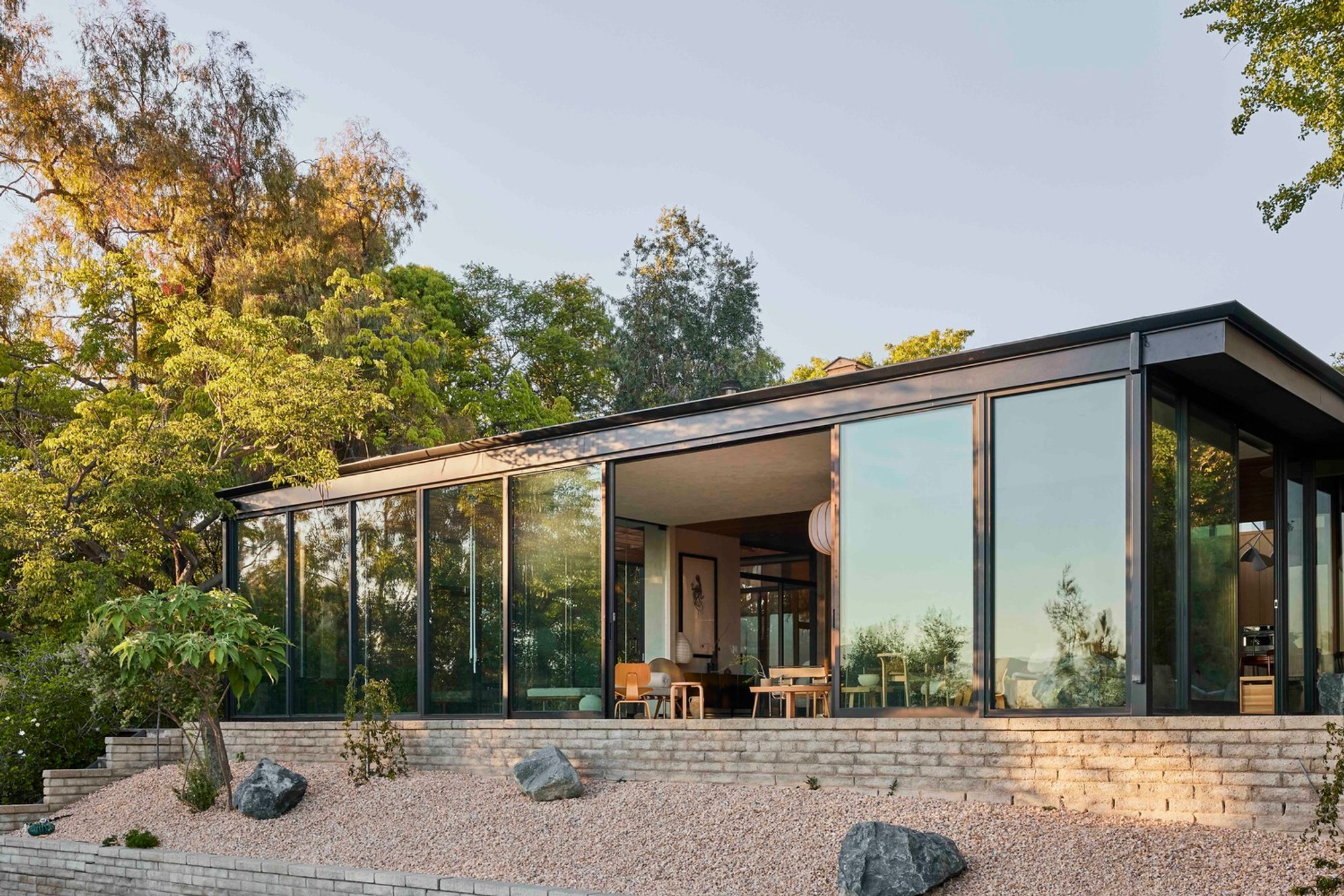 Glass Ridge House by OWIU Design: A Contemporary Sanctuary Shaped by Multicultural Design Philosophy