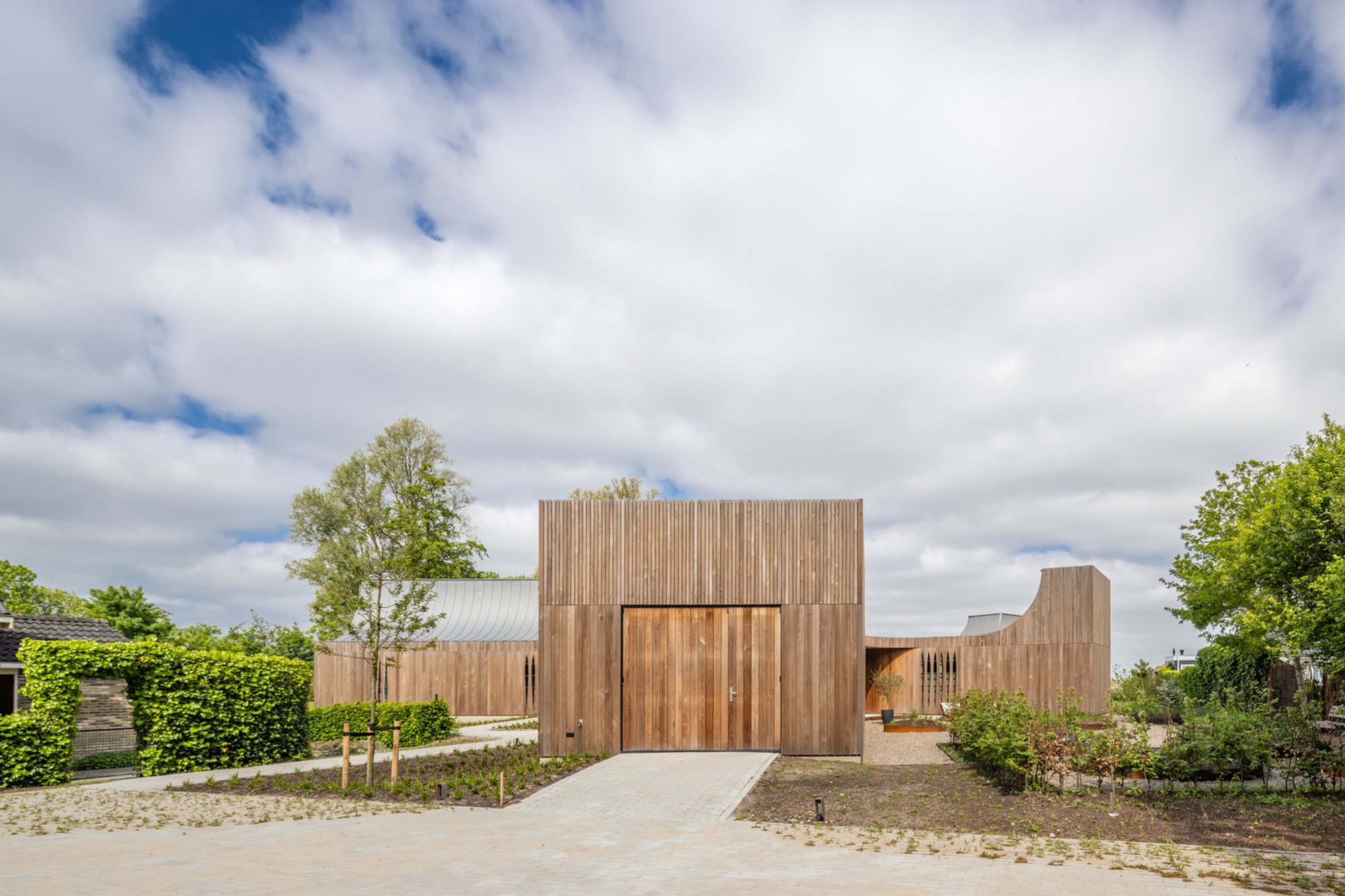 Marhûs Lakehouse by Lichtstad Architecten: A Sculptural Timber Retreat Rooted in the Frisian Landscape