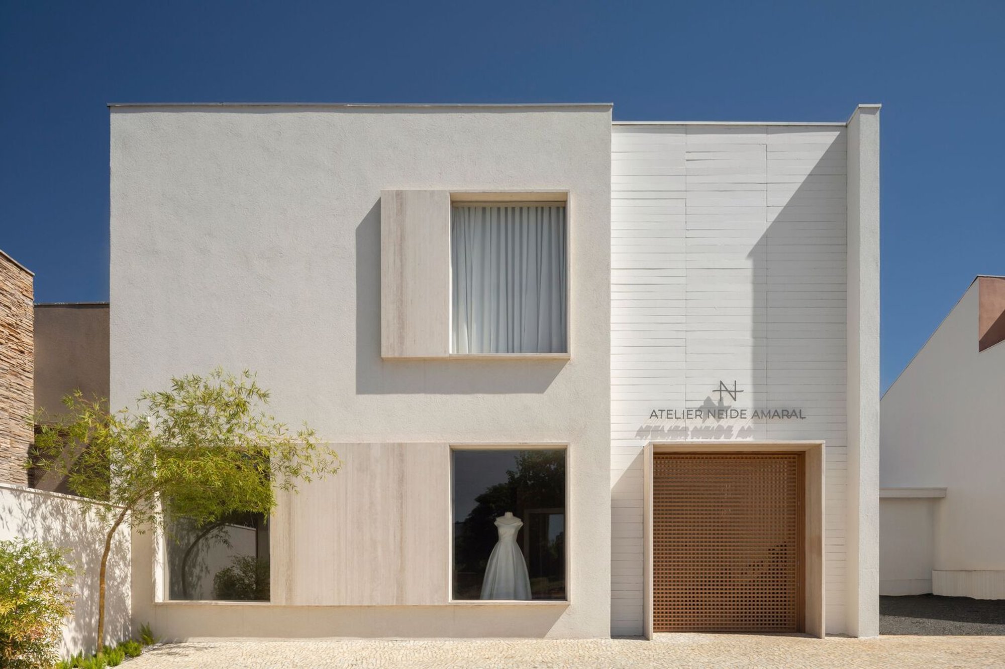 Neide Amaral Atelier by estúdio mariane rios: A Sculpted Space for Haute Couture in Ribeirão Preto
