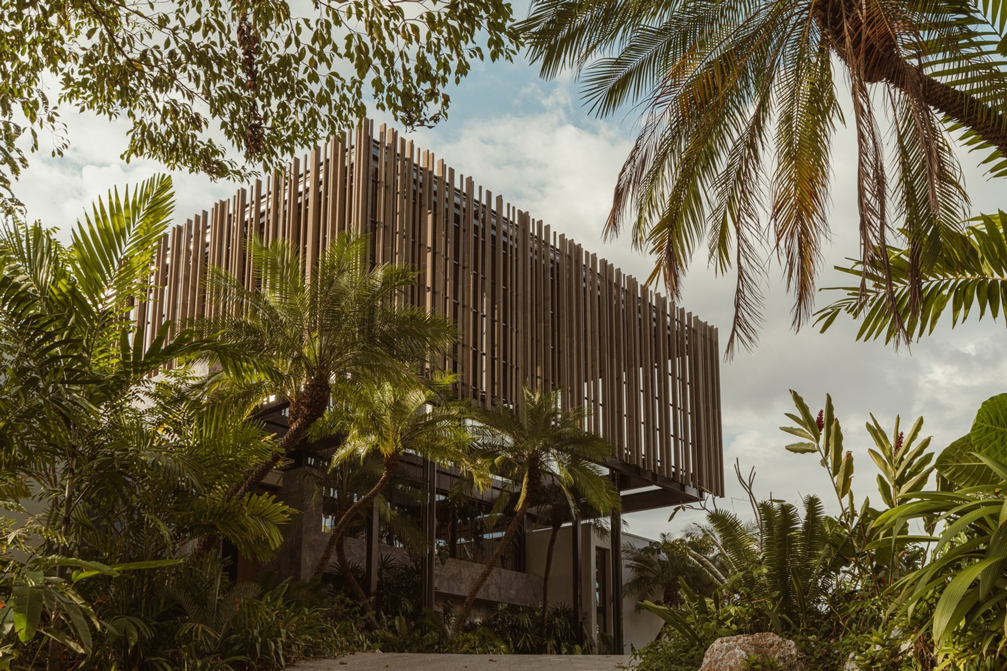 “Solai House by Studio Saxe: A Floating Tropical Retreat in Costa Rica”